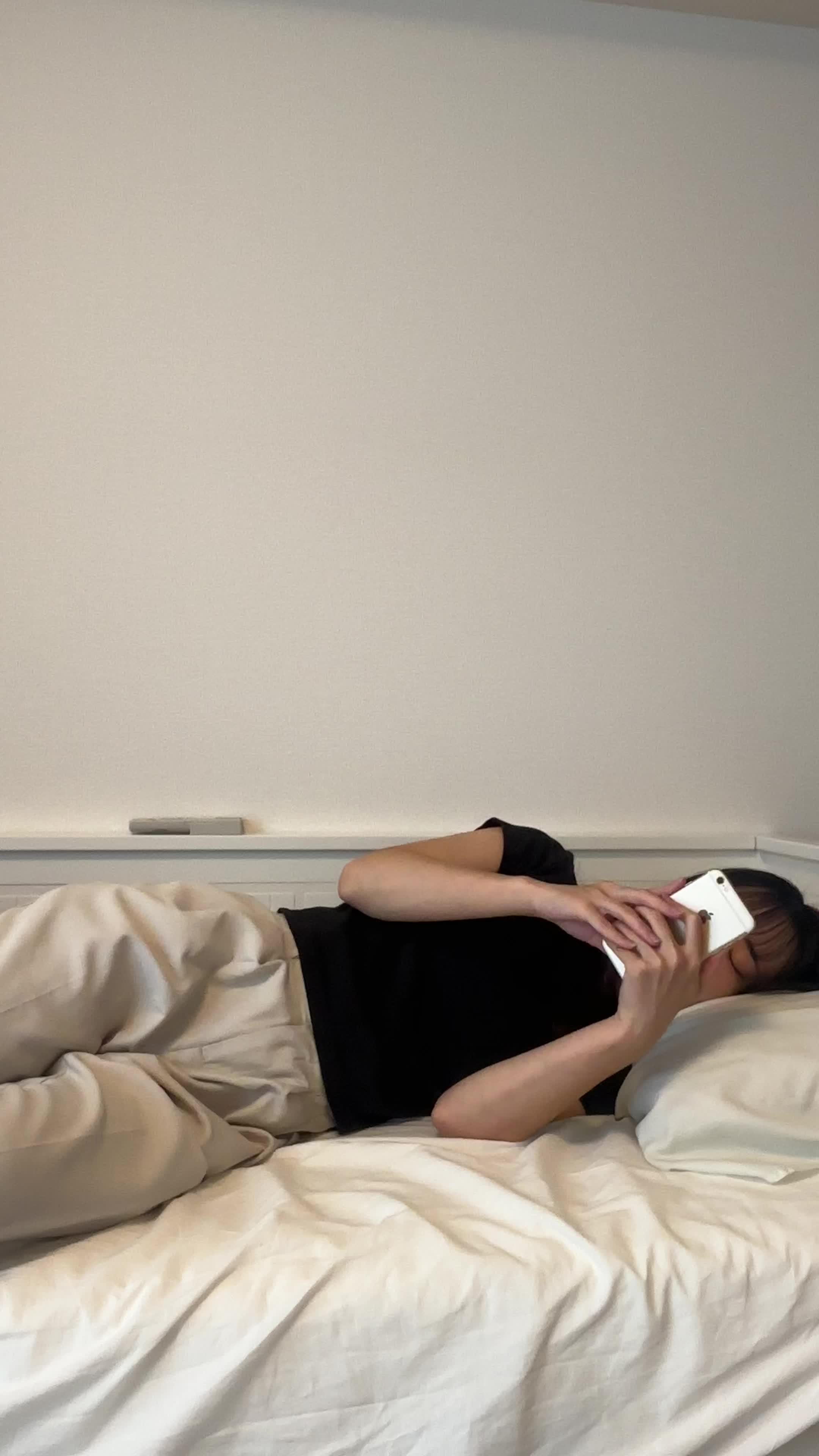 ベッドで横になり、「夜中に喉が渇いたとき、すぐに水があれば…」とスマホを見つめる姿