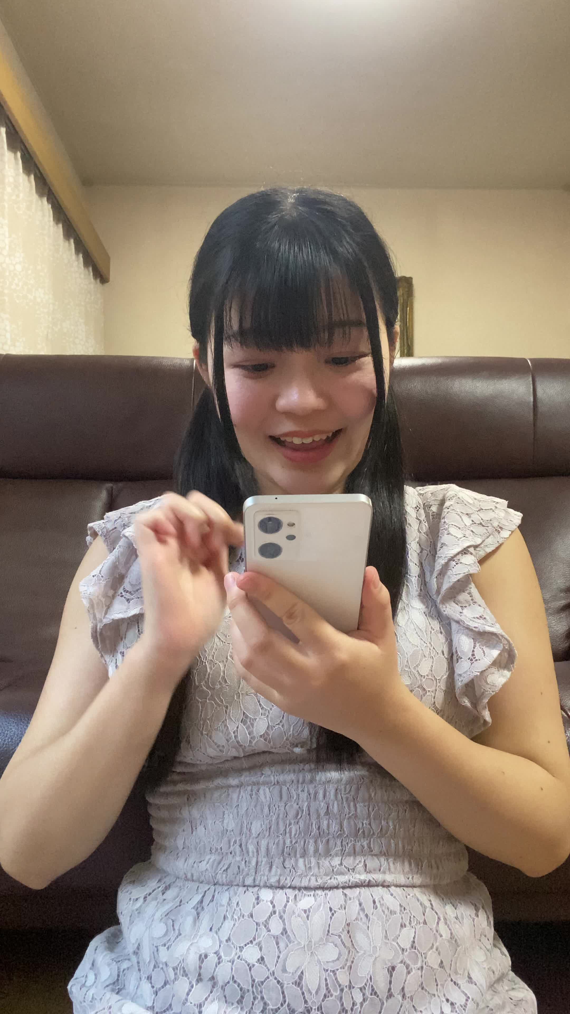 床で、「おすすめの映画がこんなにたくさん！」とスクロールする様子