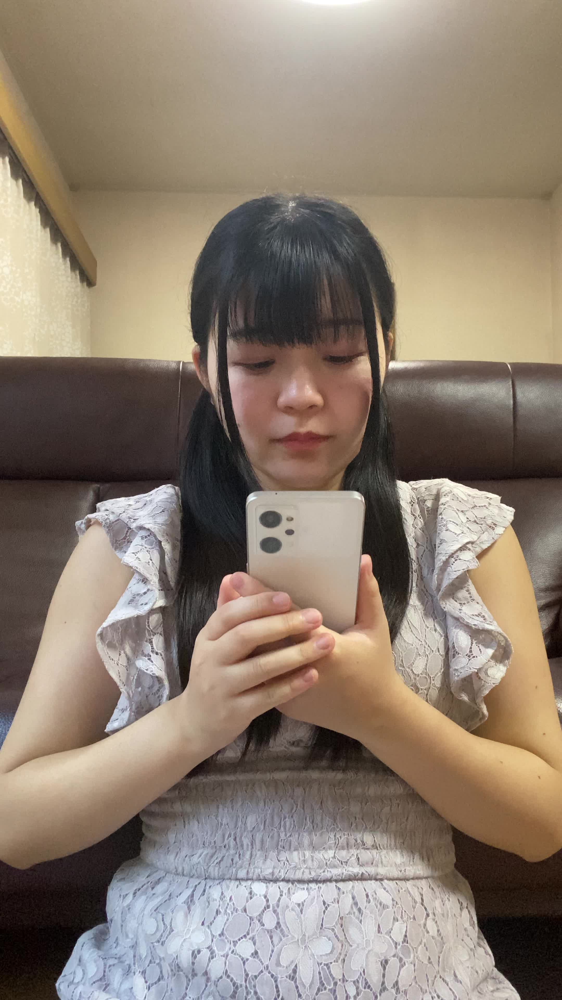 床でタブレットを手に、「このドラマ、続きが気になりすぎる」と頷く様子