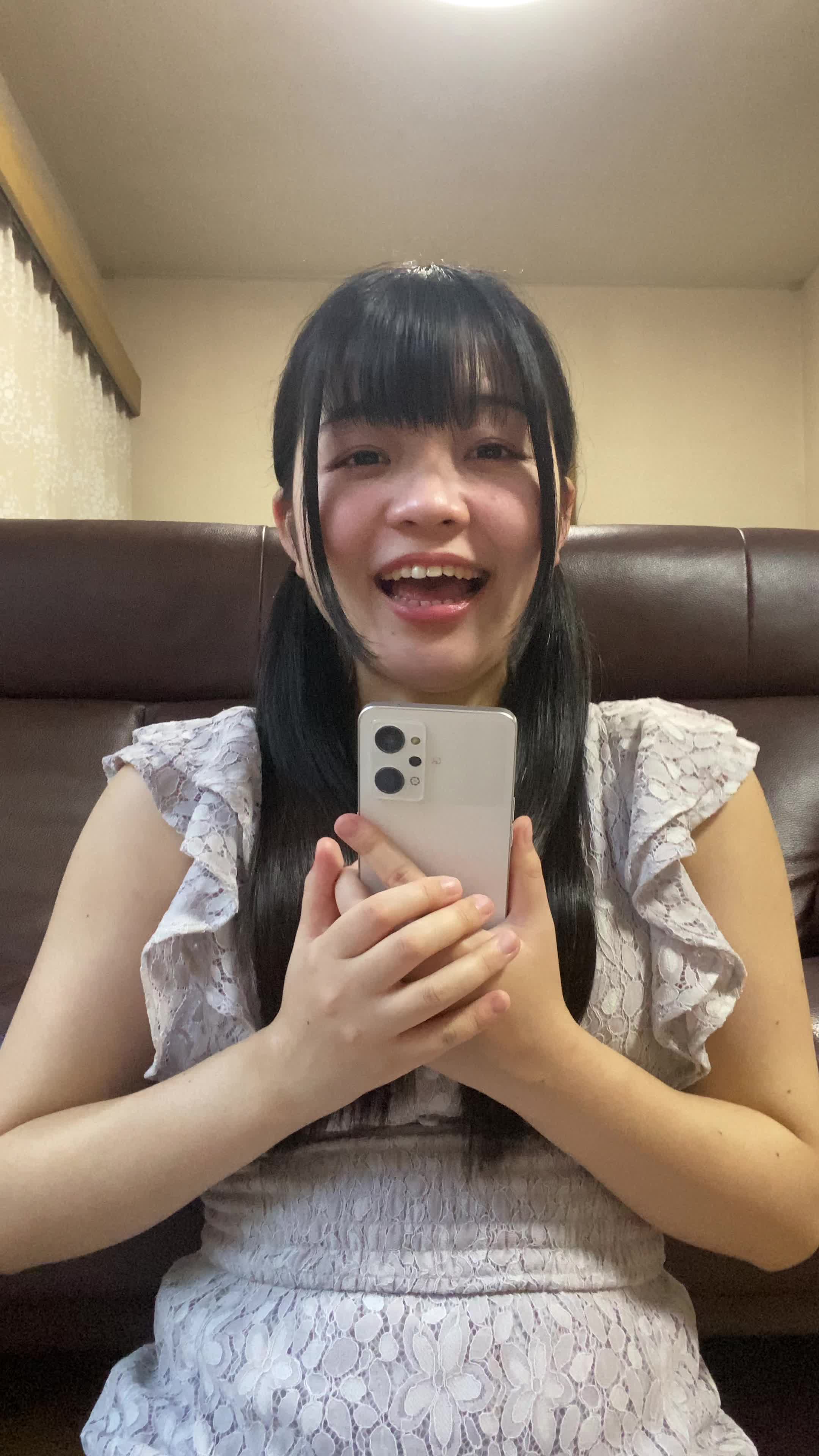 床に座り込み、スマホを手に「やっと終わった…」とホッとする表情