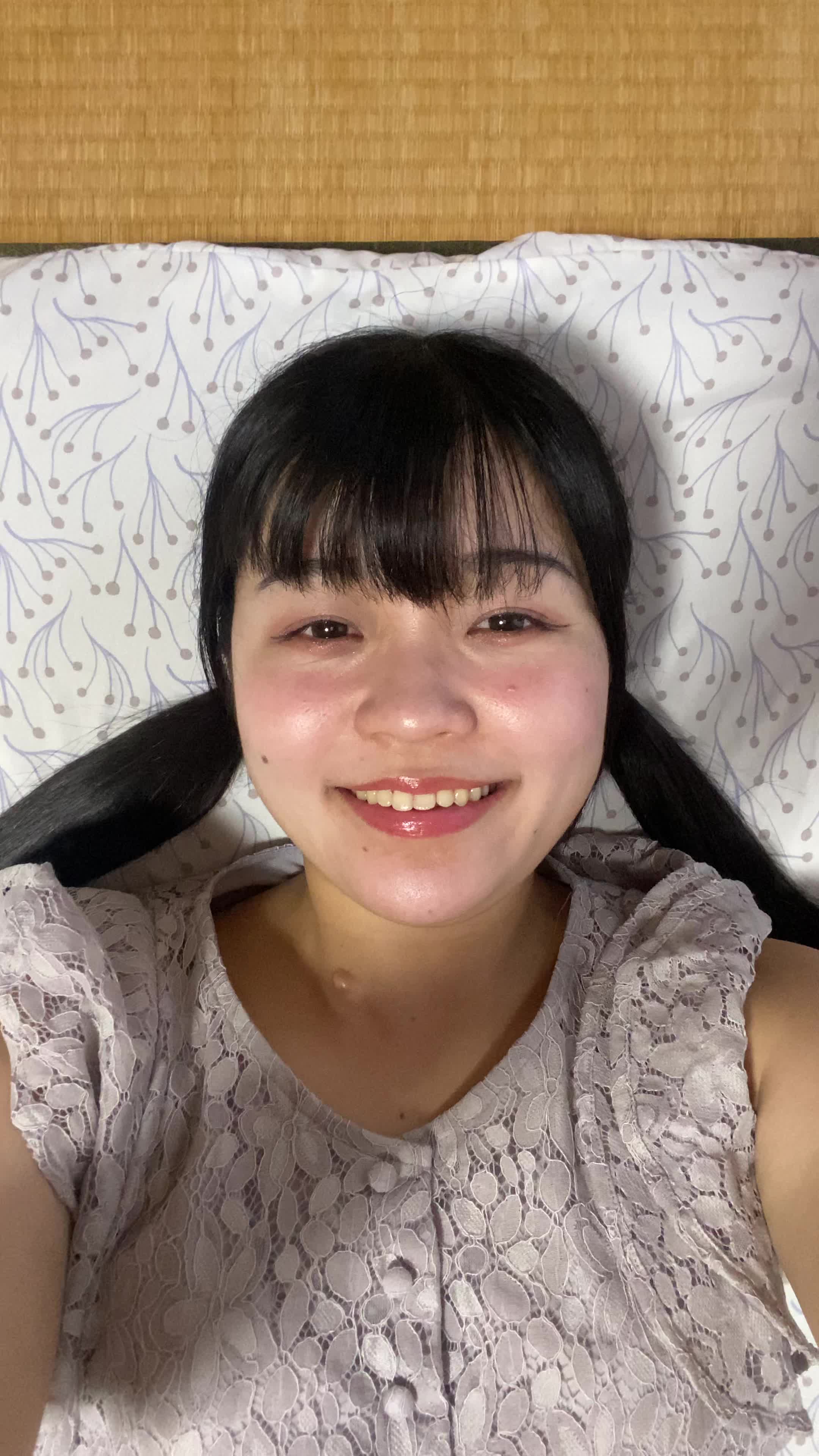 ベッドで横になり、「これが最高のリラックスタイム」と目を輝かせる表情