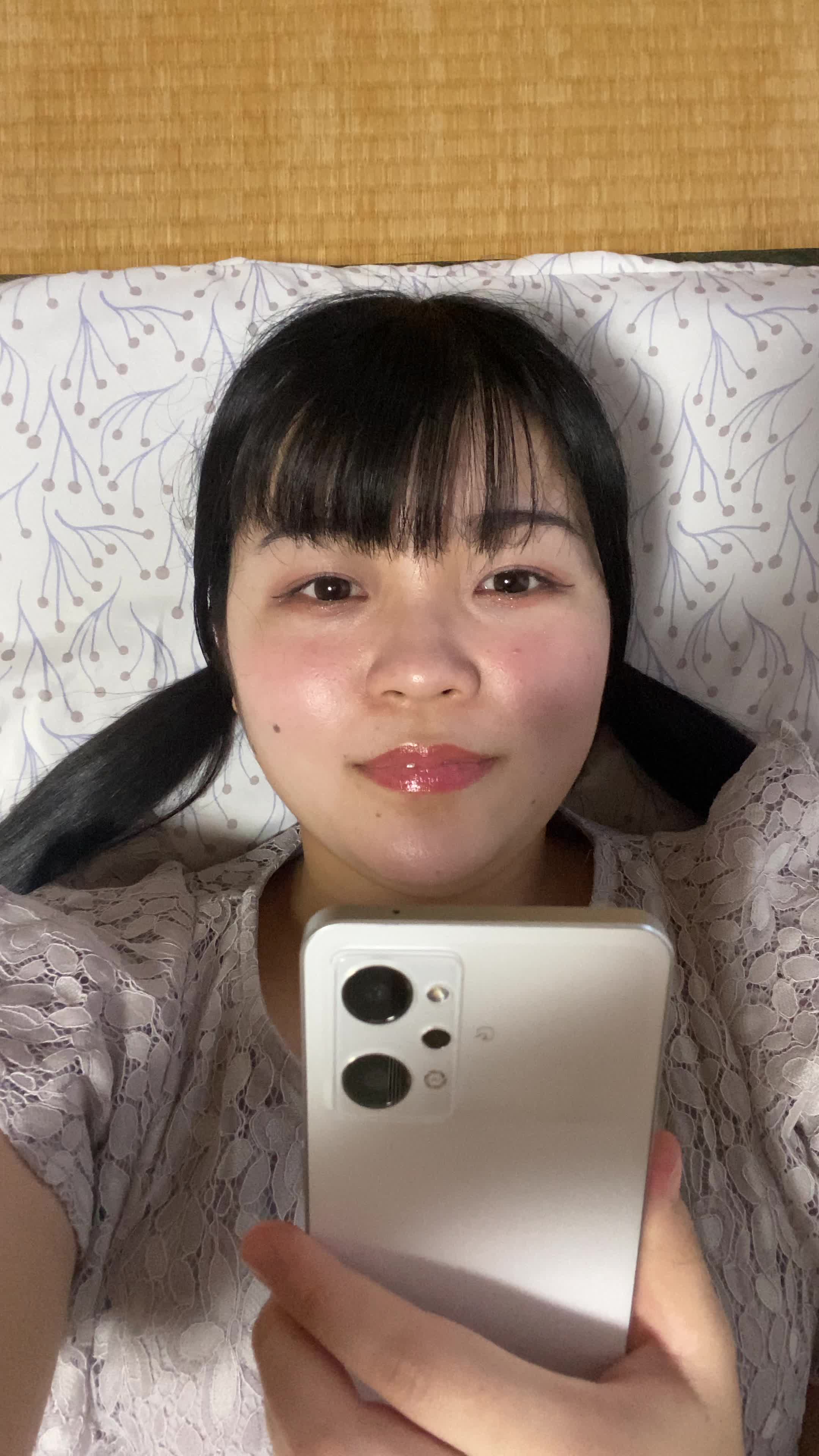 ベッドで横になり、「このシリーズ、最終話まで一気に観ちゃった！」と達成感のある笑顔