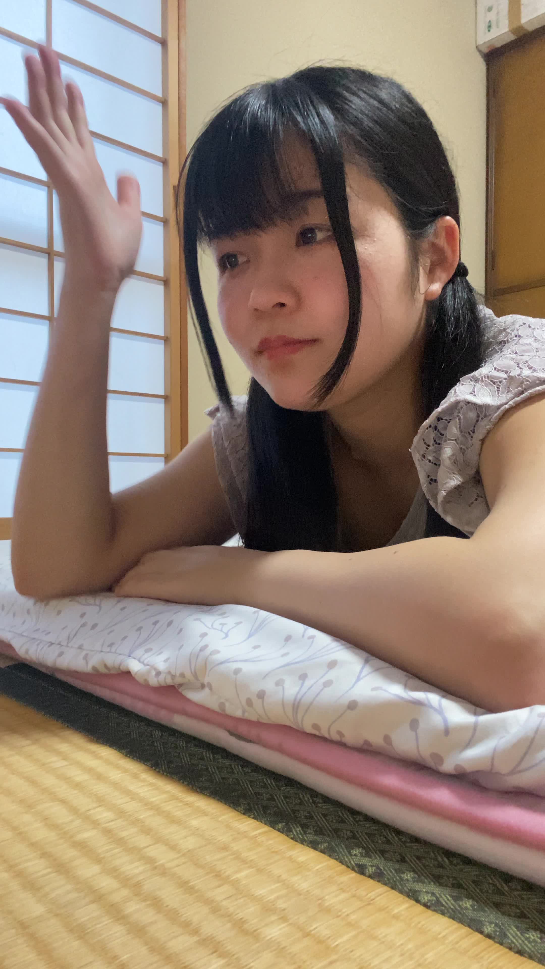 「エピソード一気見して夜更かししてしまった…」と少し反省する動作