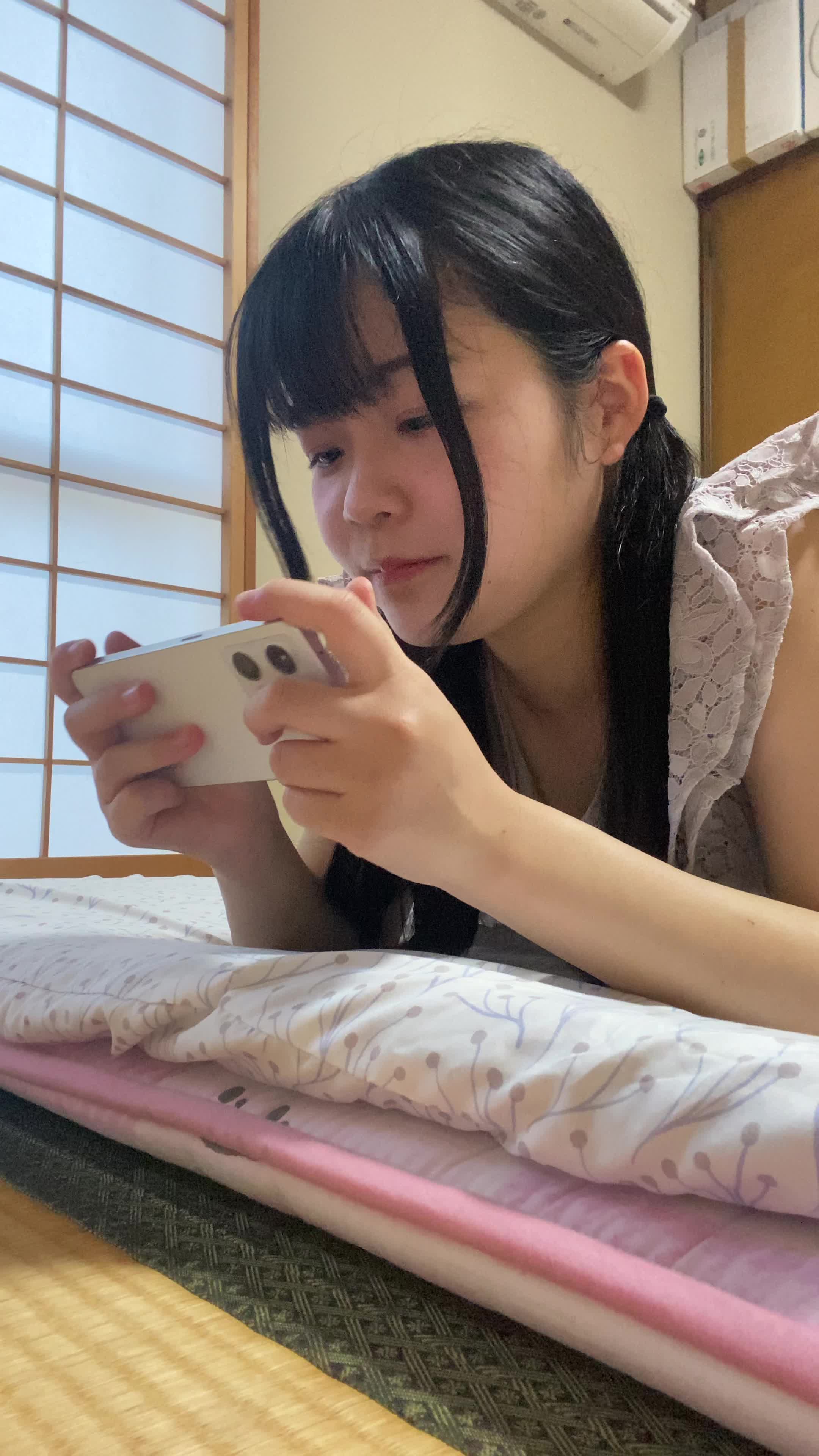 ベッドで寝ころびながら、「夜更かしする価値があるな」とニヤける動作