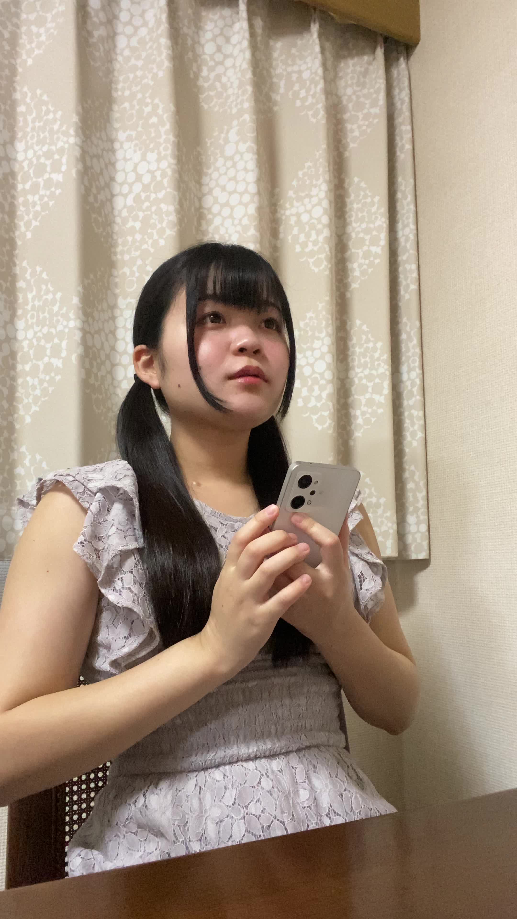 椅子に深く腰掛け、「これでリラックスして明日に備えよう」と穏やかな表情を見せる姿