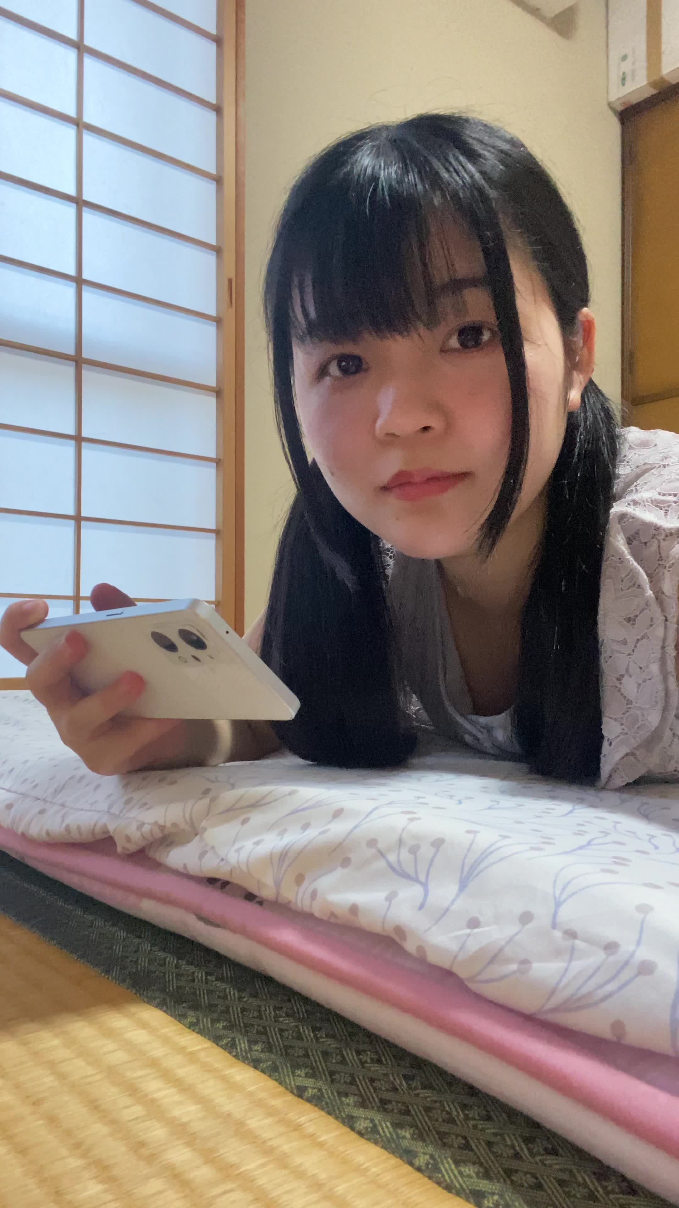 ベッドに寝ころび、「これが今日のご褒美」とお気に入りのシリーズを再生する姿