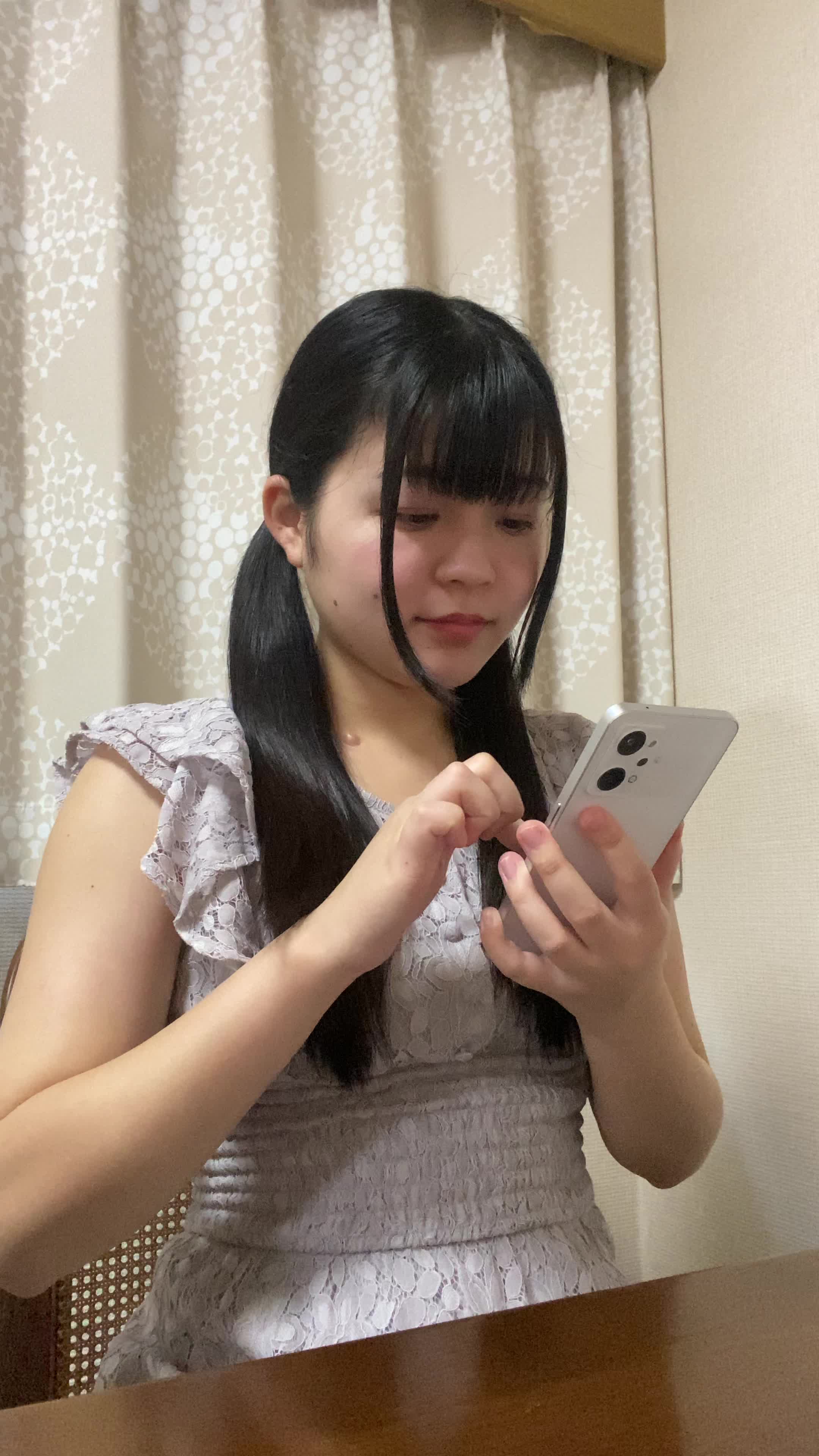 椅子に腰掛け、スマホの画面を見ながら「仕事頑張ろう！」と気合を入れる動作