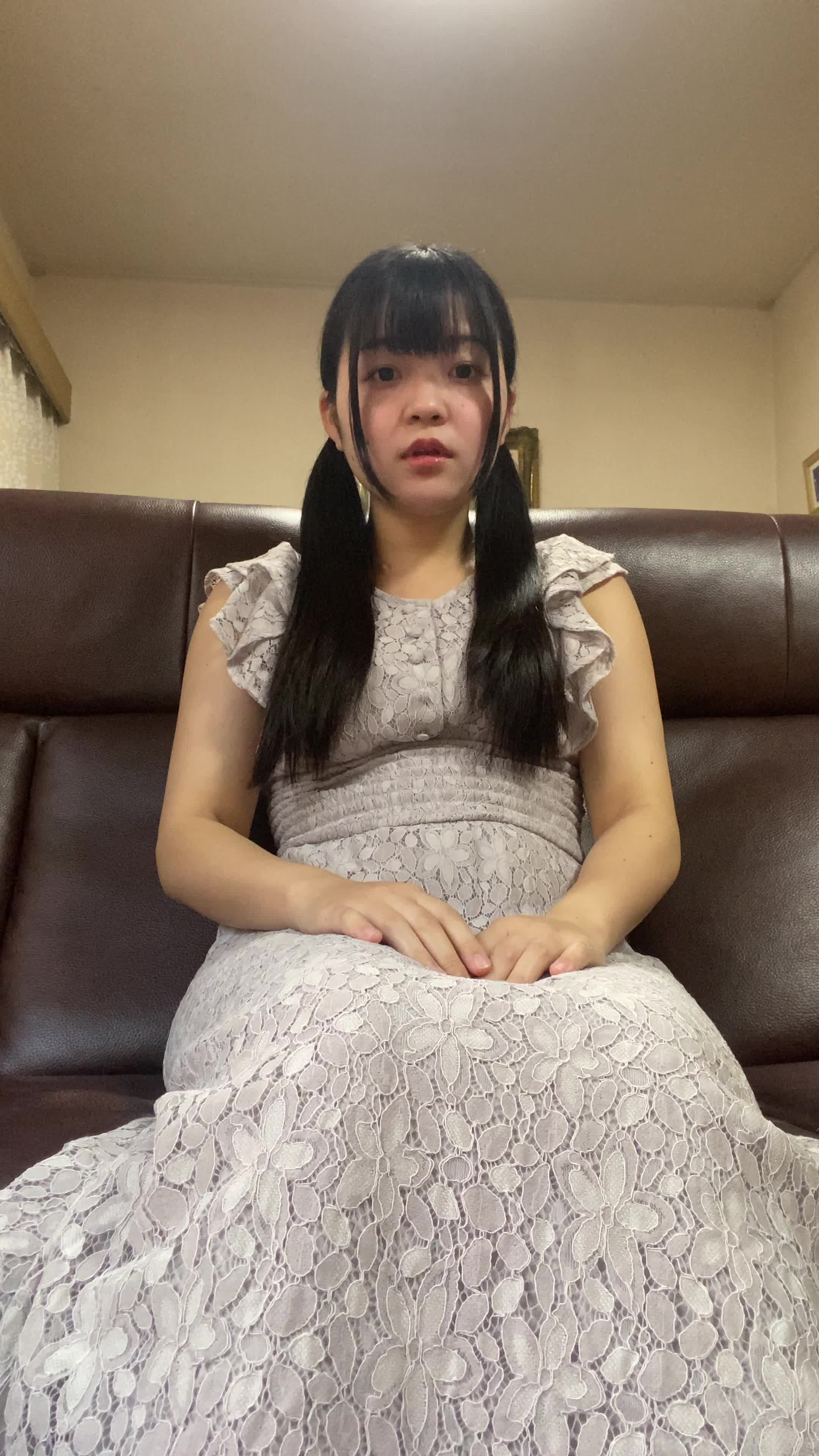 ソファで、「1エピソードだけのつもりがこんな時間に！」と少し焦る表情