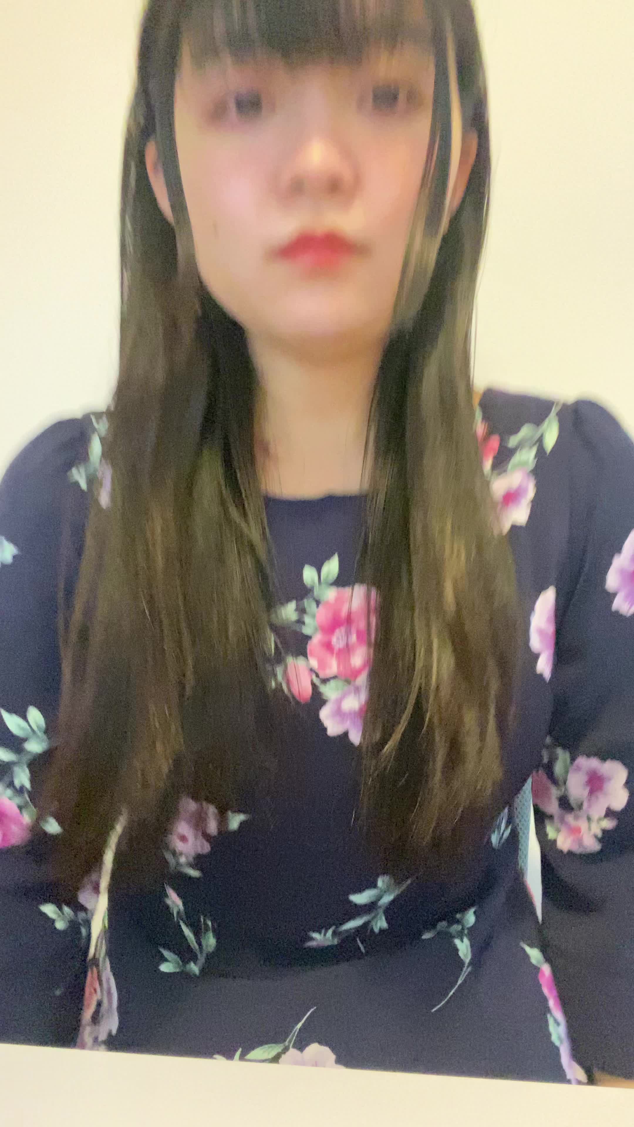 椅子に座り直し、「治療費について調べてみよう」と電卓を操作する動作