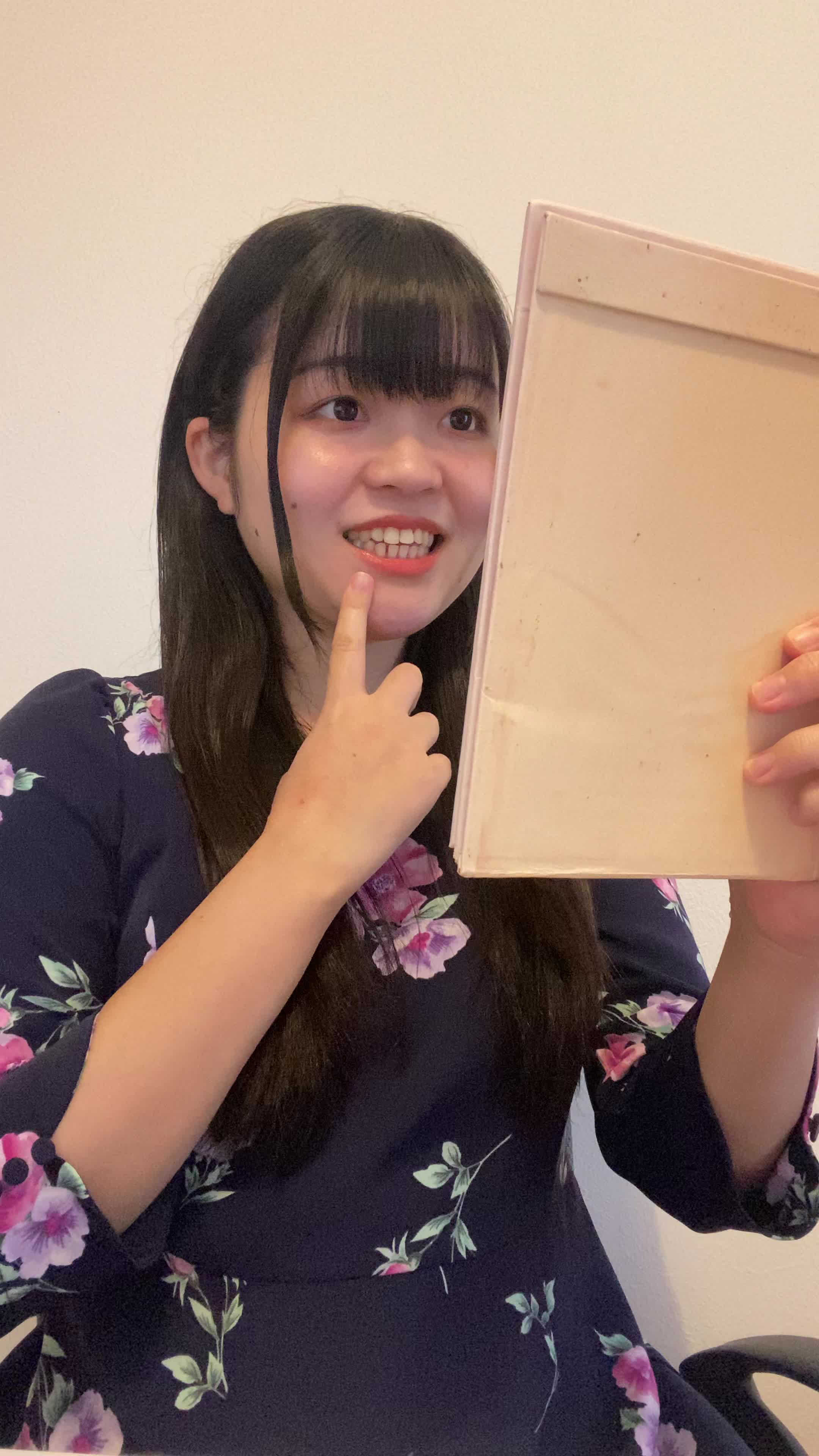 椅子に座り、鏡の前で歯を見つめ、「もう少し整えたい」と悩む表情