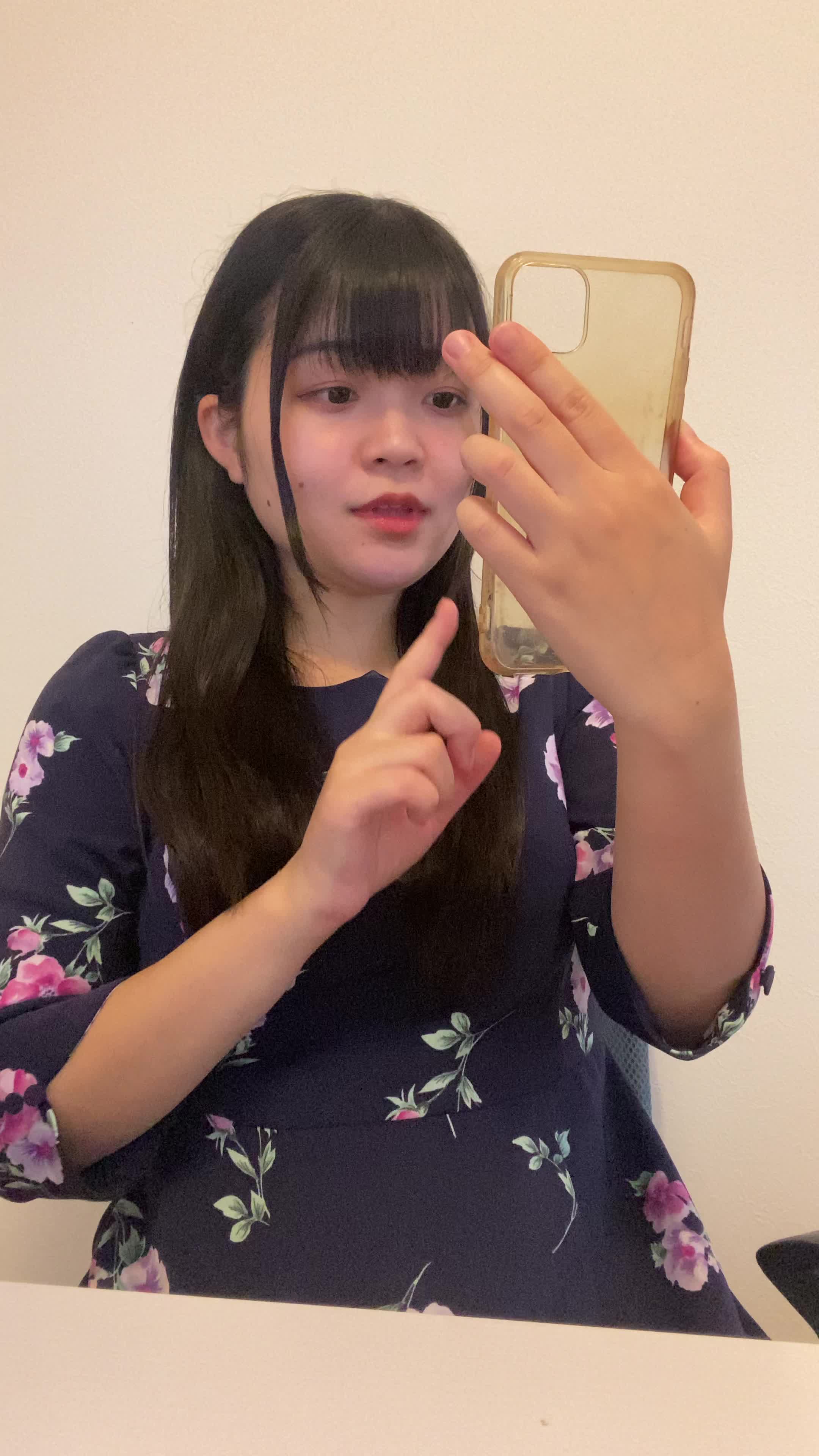 椅子に浅く腰掛け、「歯の写真」をスマホで撮り、「ビフォーアフターを残しておこう」と思う動作