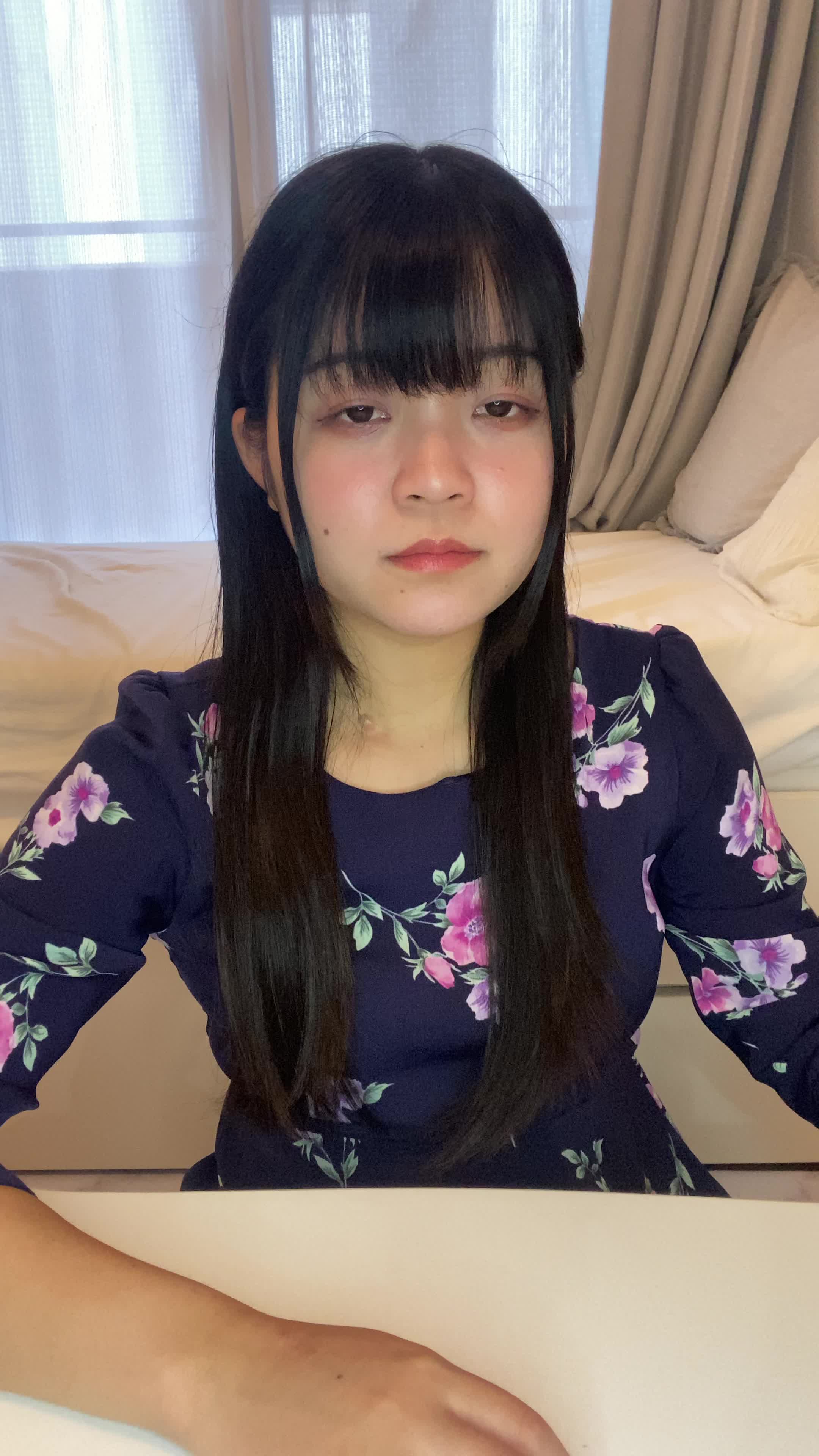 テーブルで鏡を手に取り、「これが治ったらどんな笑顔になるんだろう」と期待する様子