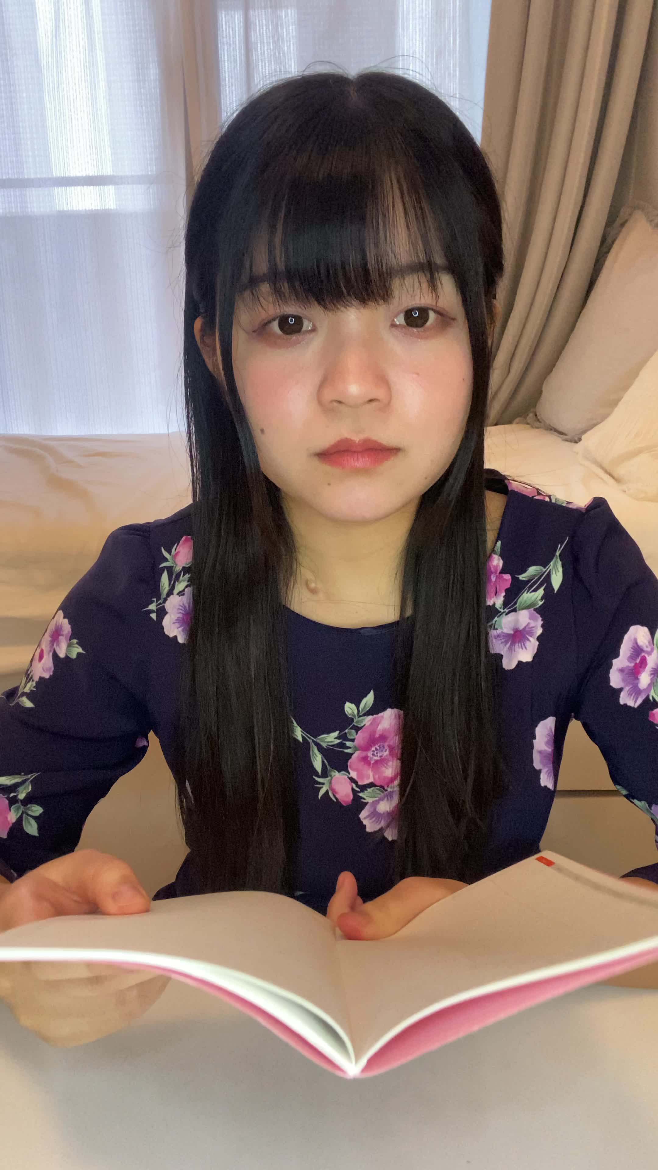 テーブルに手帳を開き、「治療の予約日を確認する」真剣な様子