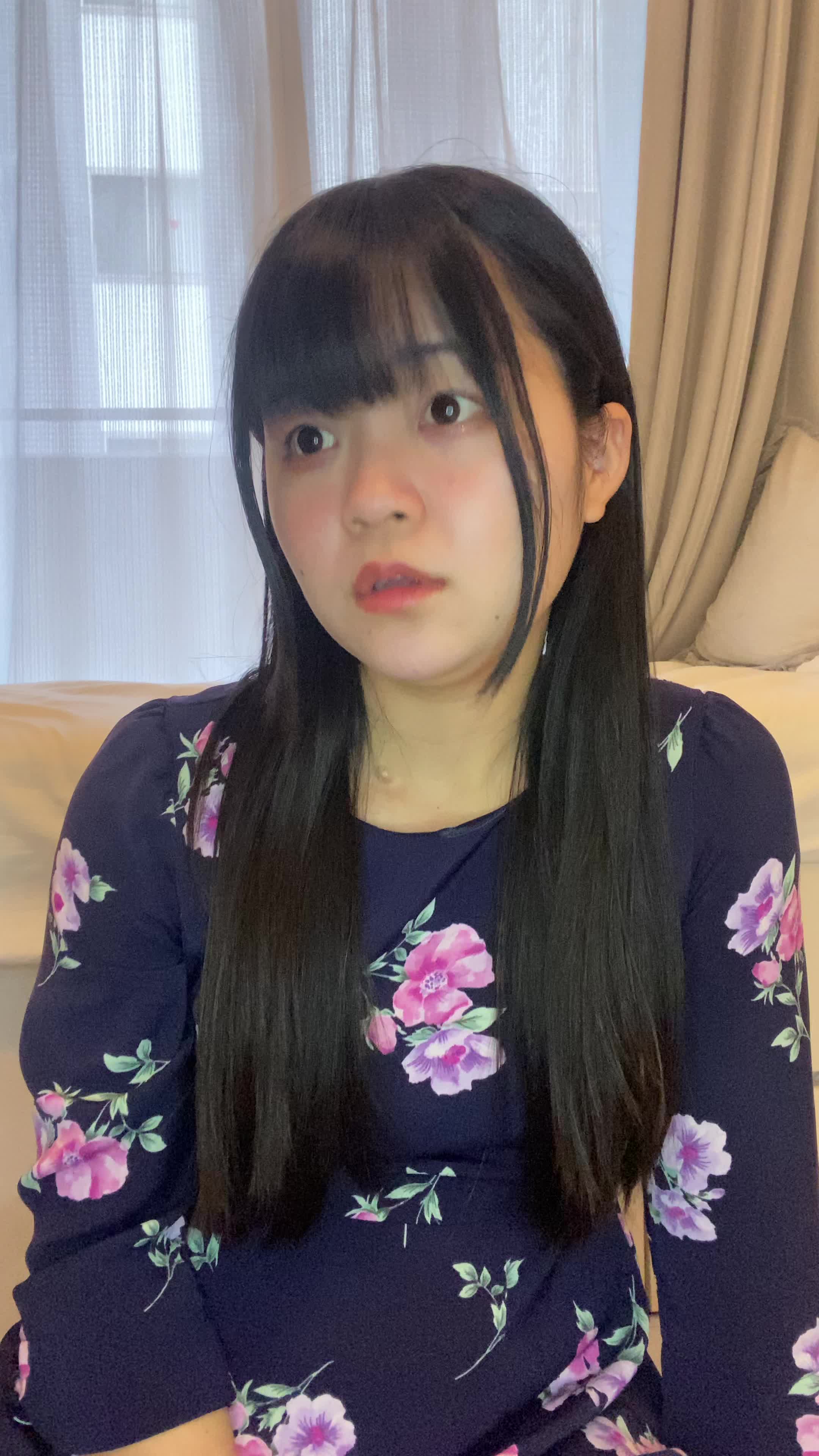 床で家族と話しながら、「矯正治療を始めるべきか相談する」真剣な様子