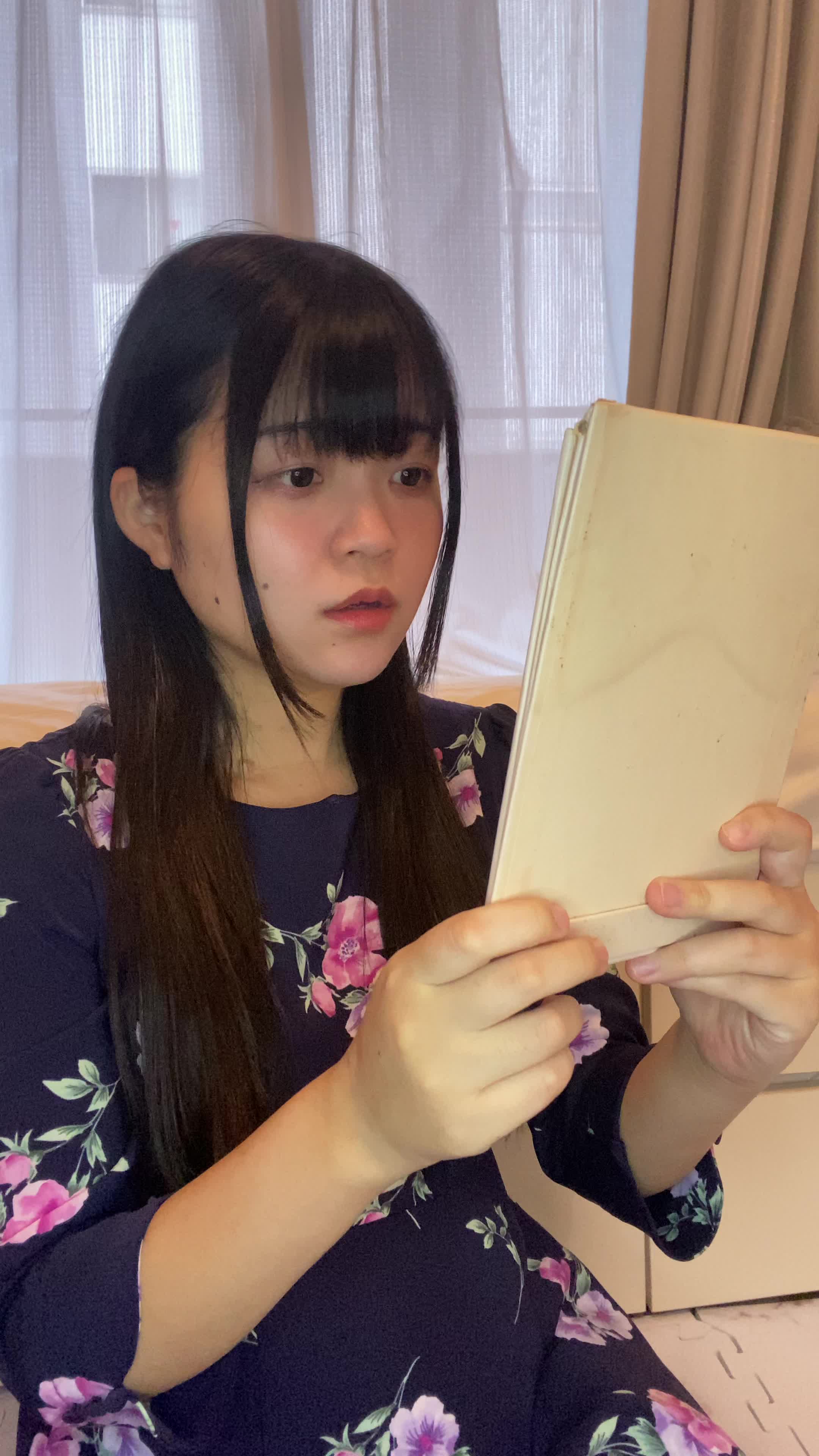 床で鏡を見つめ、「矯正器具を目立たせない工夫」を考える姿