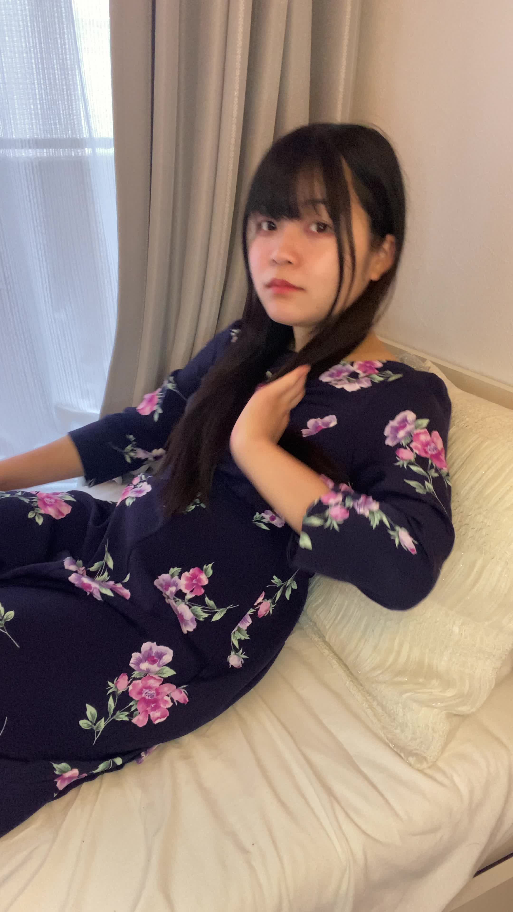 ベッドで脚を伸ばしながら、「矯正が終わったらどんな気分だろう」と夢見る動作