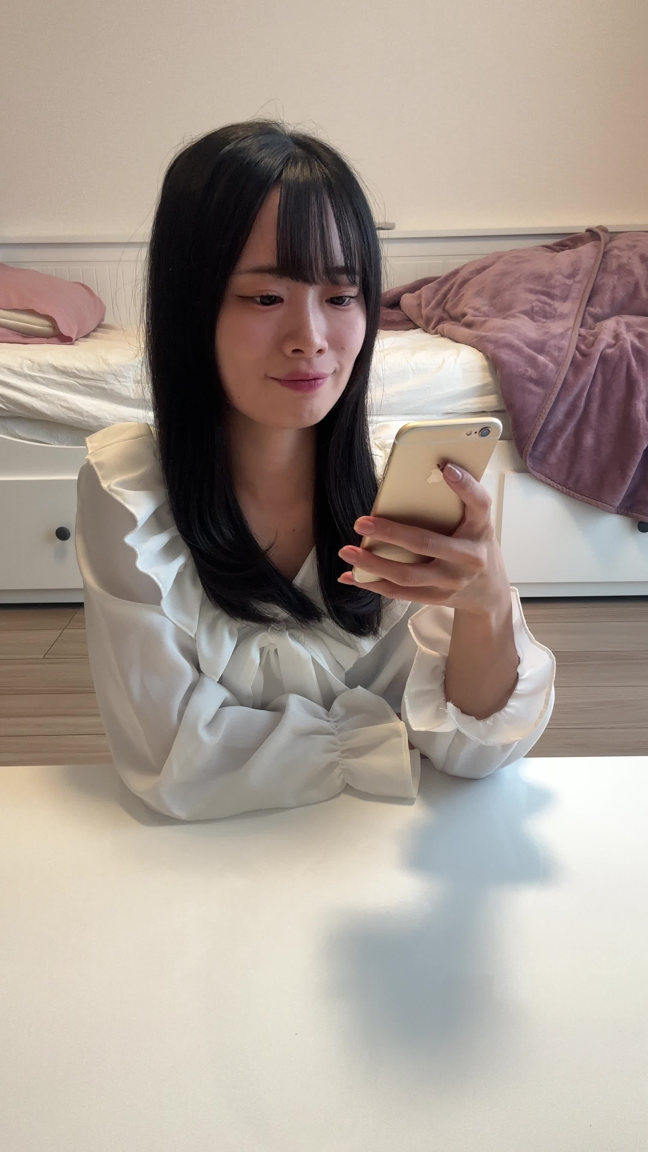 椅子に腰掛け、スマホの画面を見ながら「仕事頑張ろう！」と気合を入れる動作