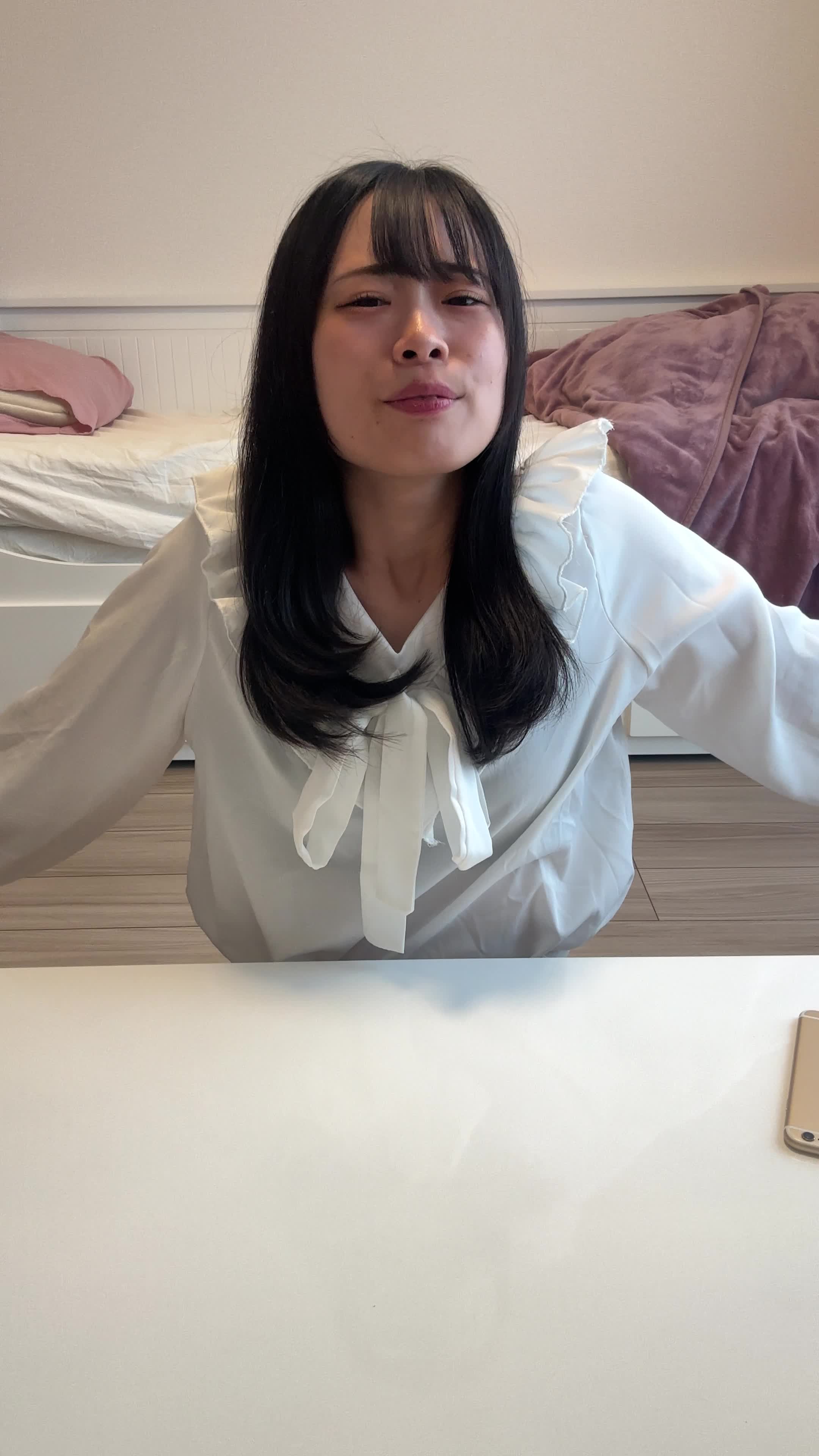 椅子に深く腰掛け、「これでリラックスして明日に備えよう」と穏やかな表情を見せる姿