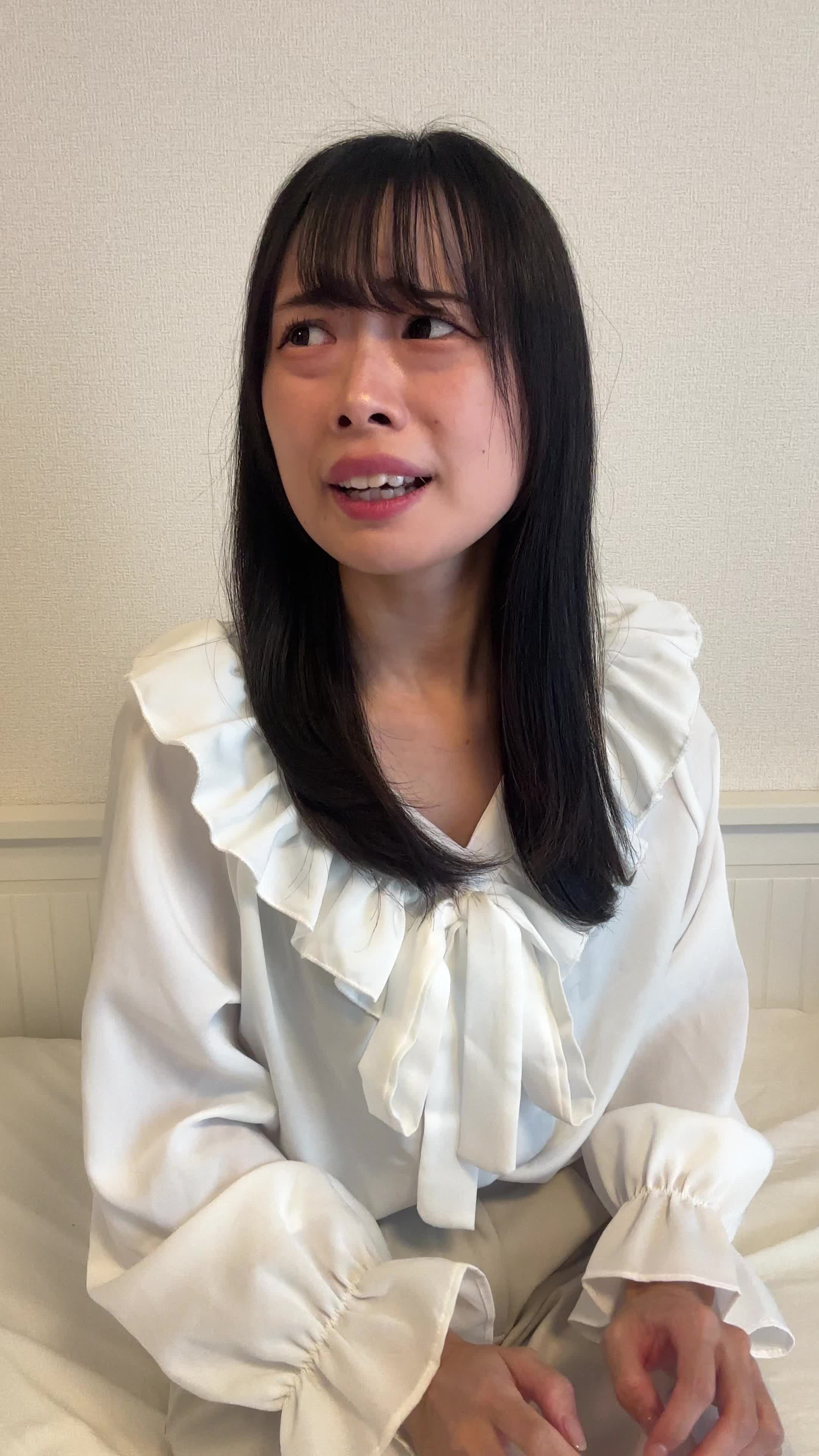 ソファで、「1エピソードだけのつもりがこんな時間に！」と少し焦る表情