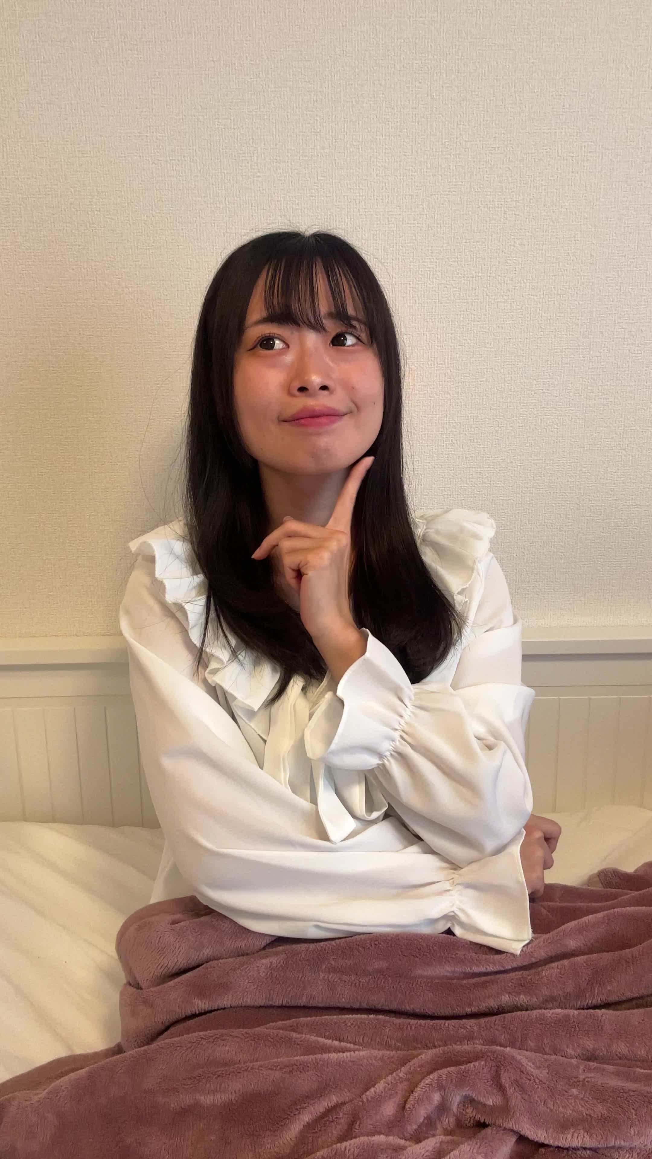 ソファでブランケットをかけ、「次の休みはこれを一気に観る！」と計画する表情