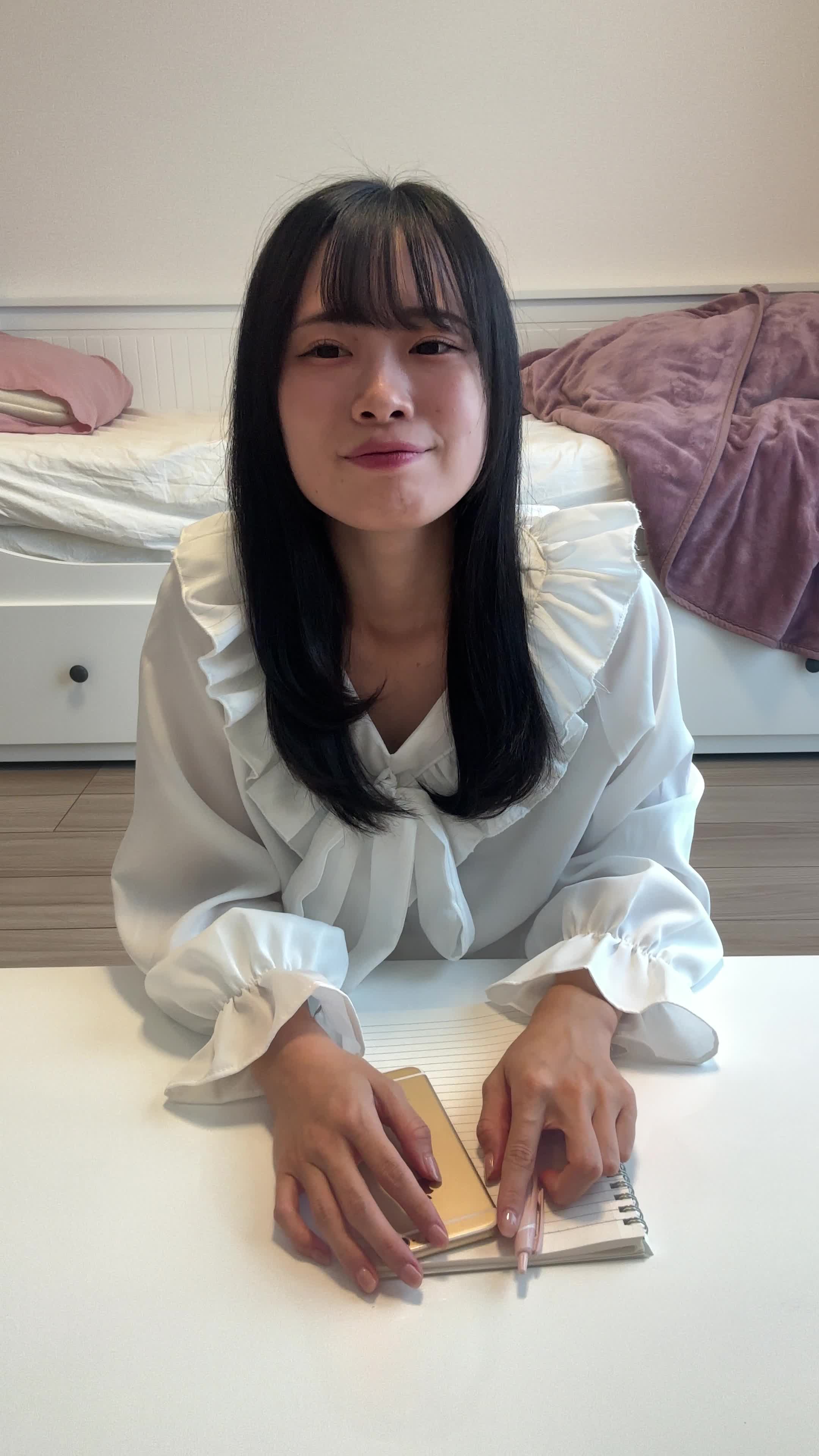 テーブルでペンを置き、「やっと終わった！見よう！」と笑顔になる動作