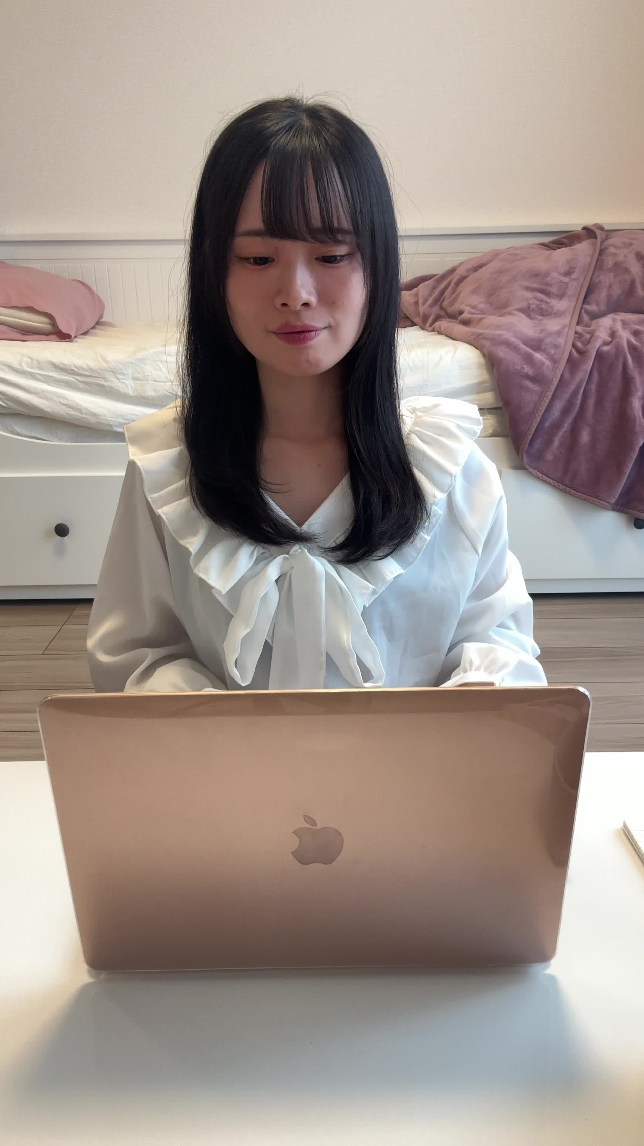 テーブルでパソコンを閉じ、「仕事終わりの楽しみがあるから頑張れる」と満足げな姿