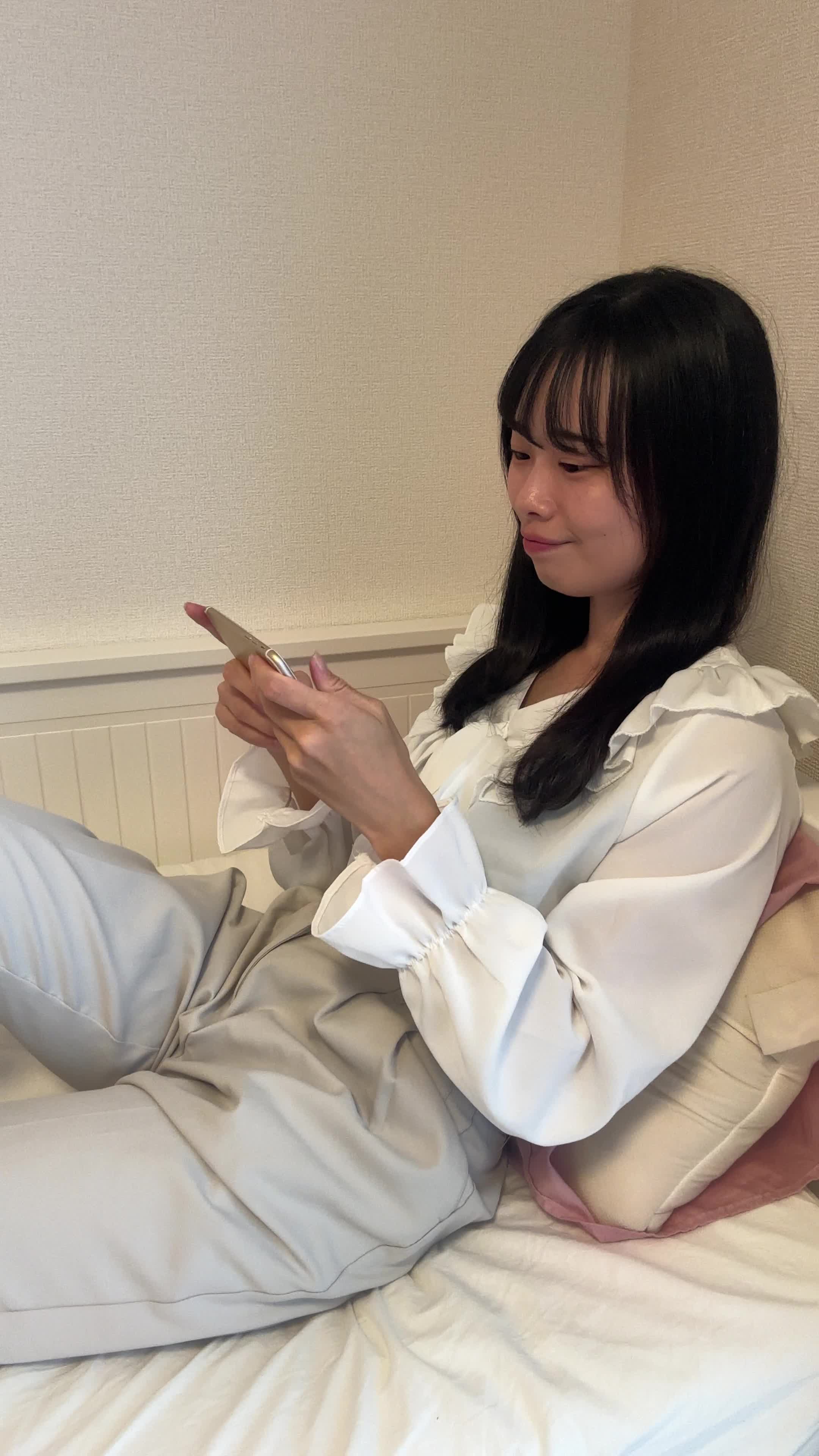 ベッドで脚を伸ばし、「これが今日のご褒美」とお気に入りのシリーズを再生する姿