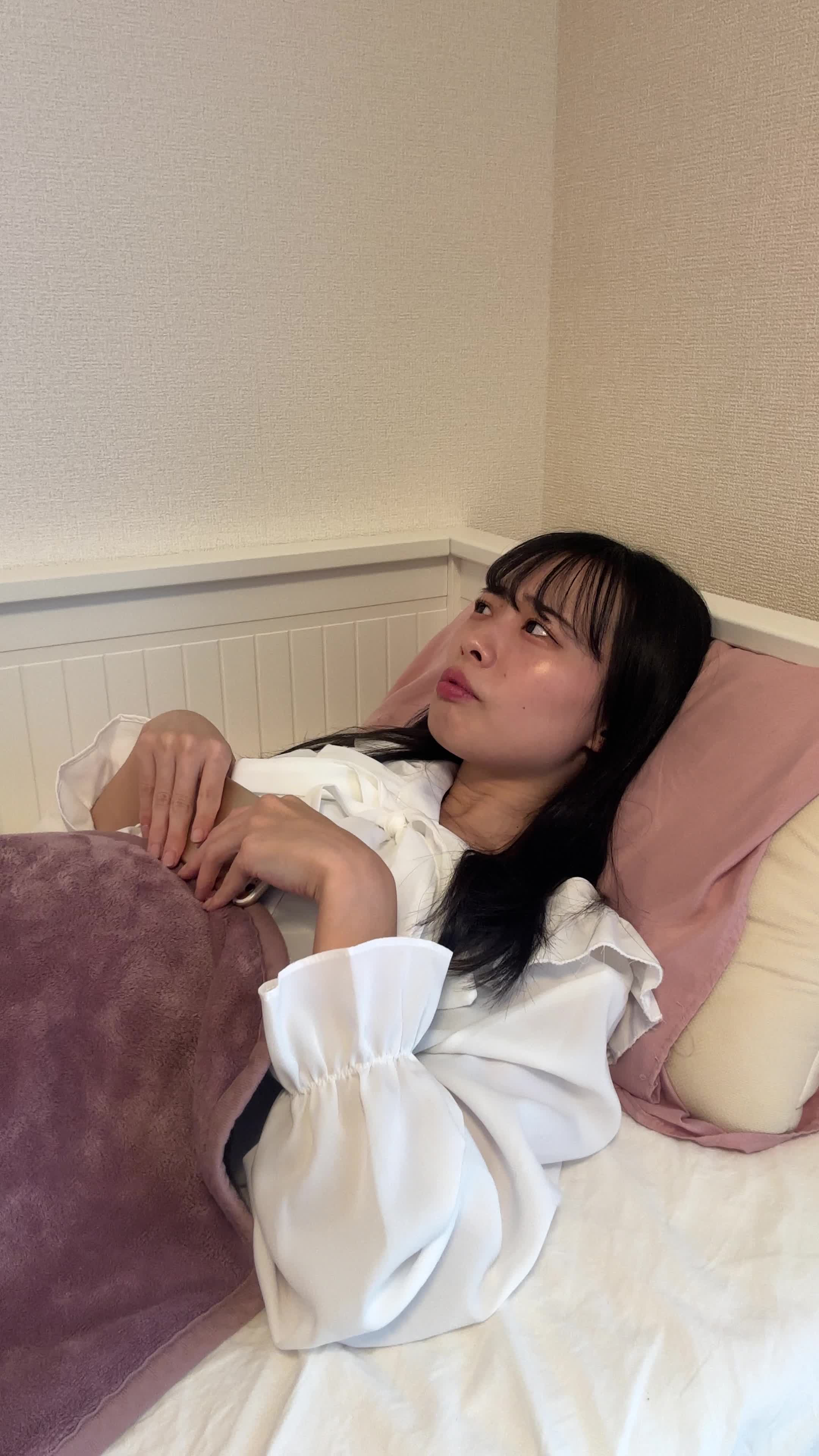 「エピソード一気見して夜更かししてしまった…」と少し反省する動作