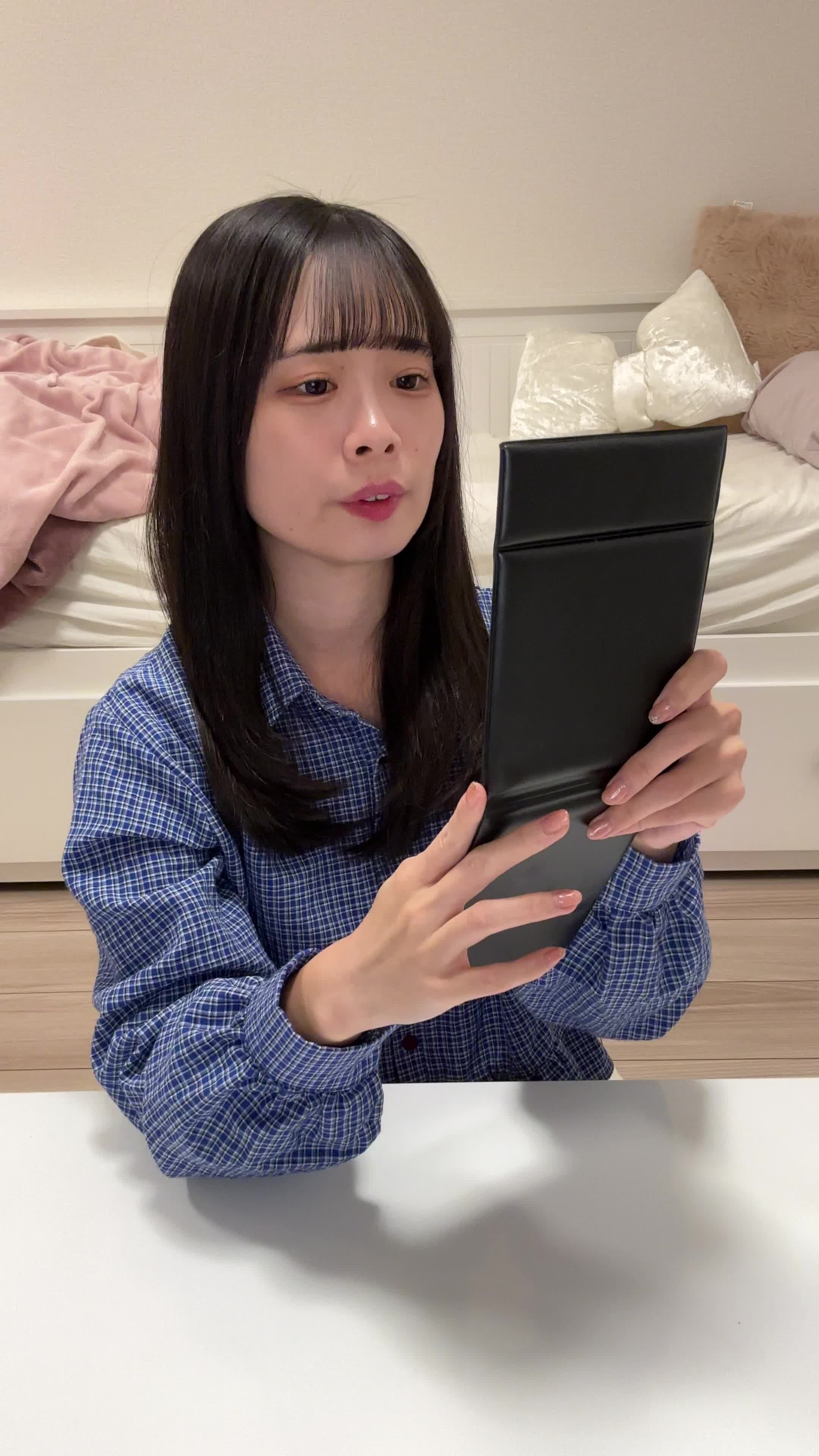 椅子に座り、鏡の前で歯を見つめ、「もう少し整えたい」と悩む表情