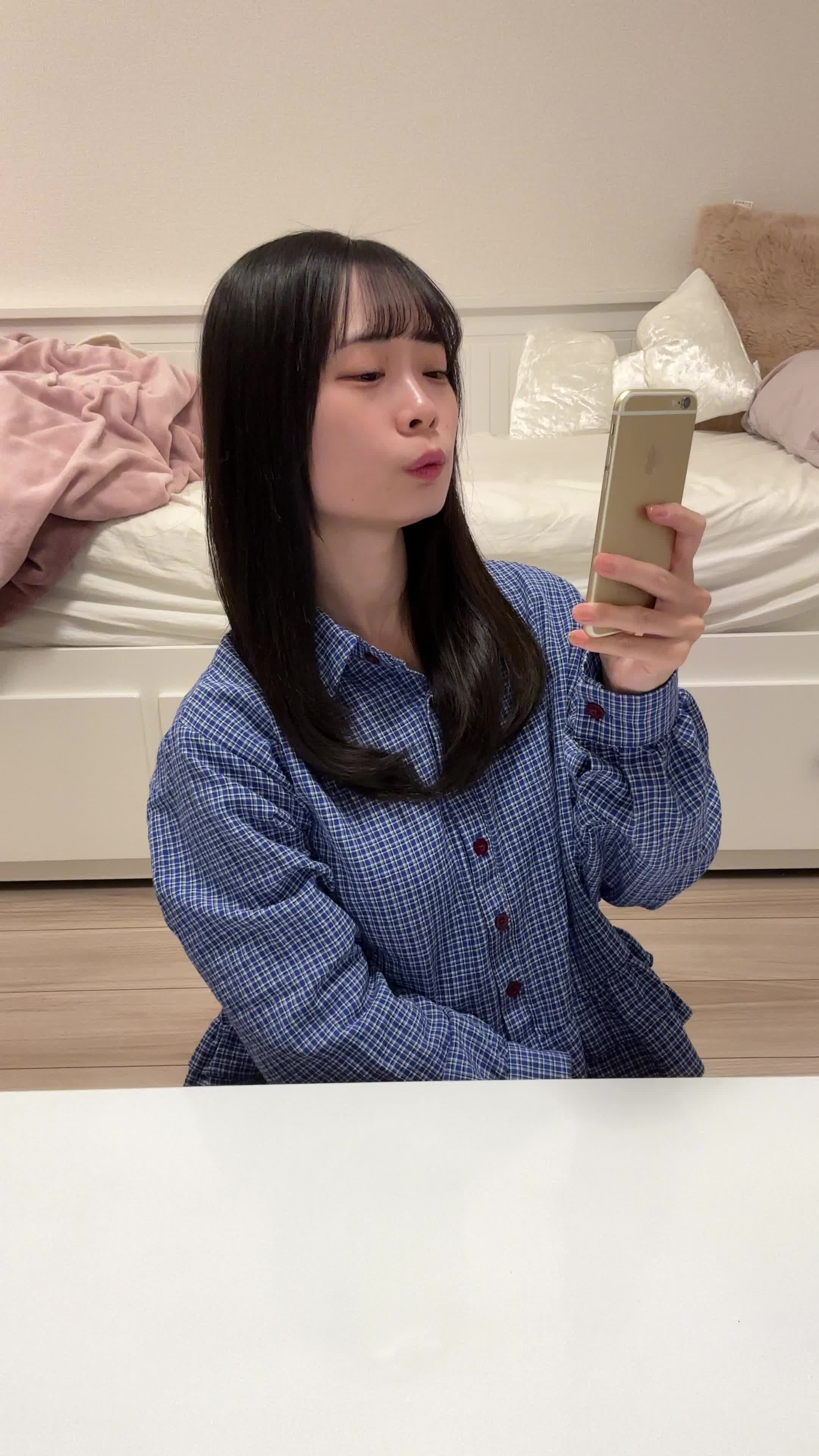 椅子に浅く腰掛け、「歯の写真」をスマホで撮り、「ビフォーアフターを残しておこう」と思う動作