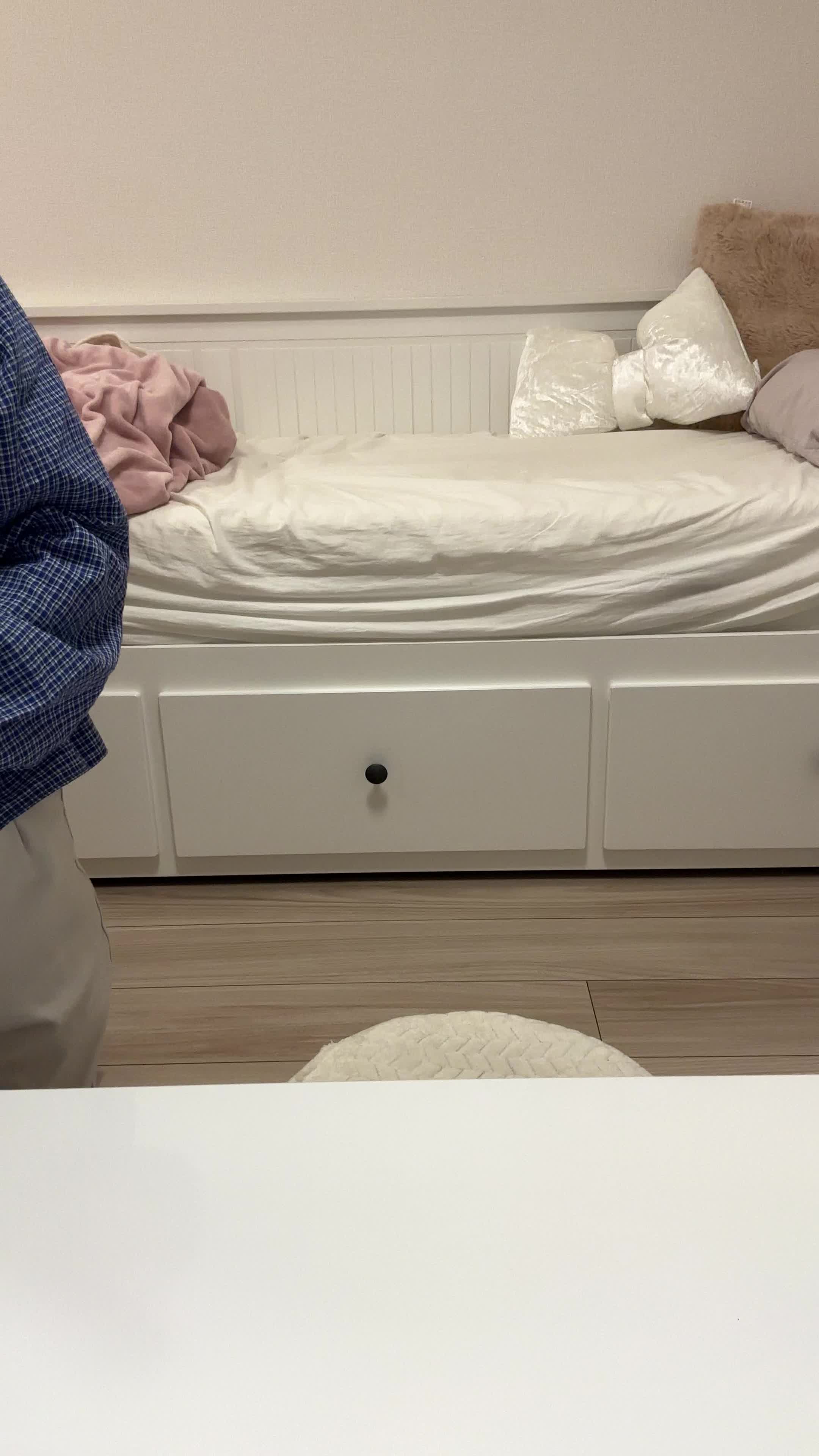 椅子に座り直し、「治療費について調べてみよう」と電卓を操作する動作