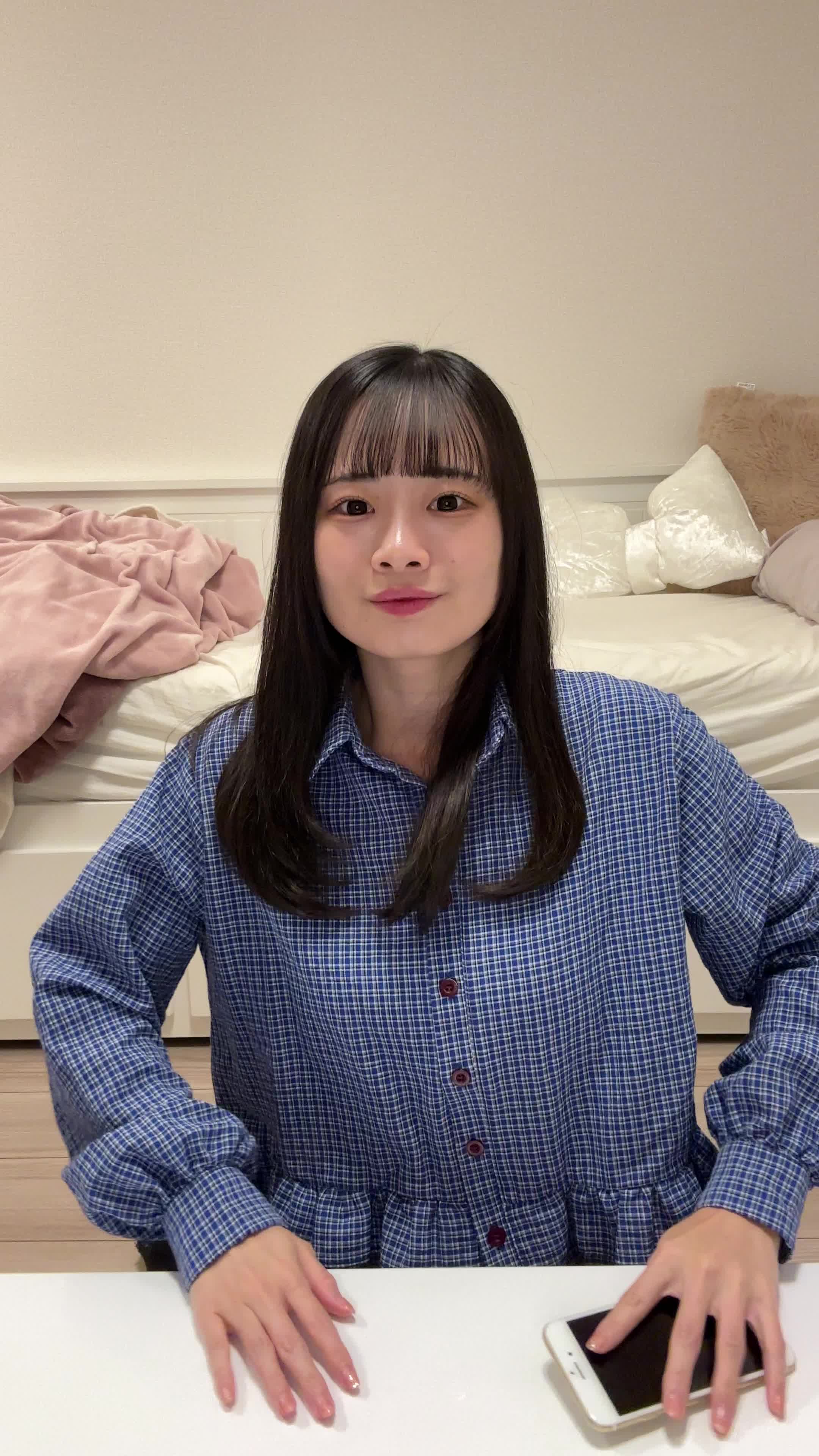 椅子から立ち上がり、「これで自信が持てるかも！」と嬉しそうな表情を浮かべる動作