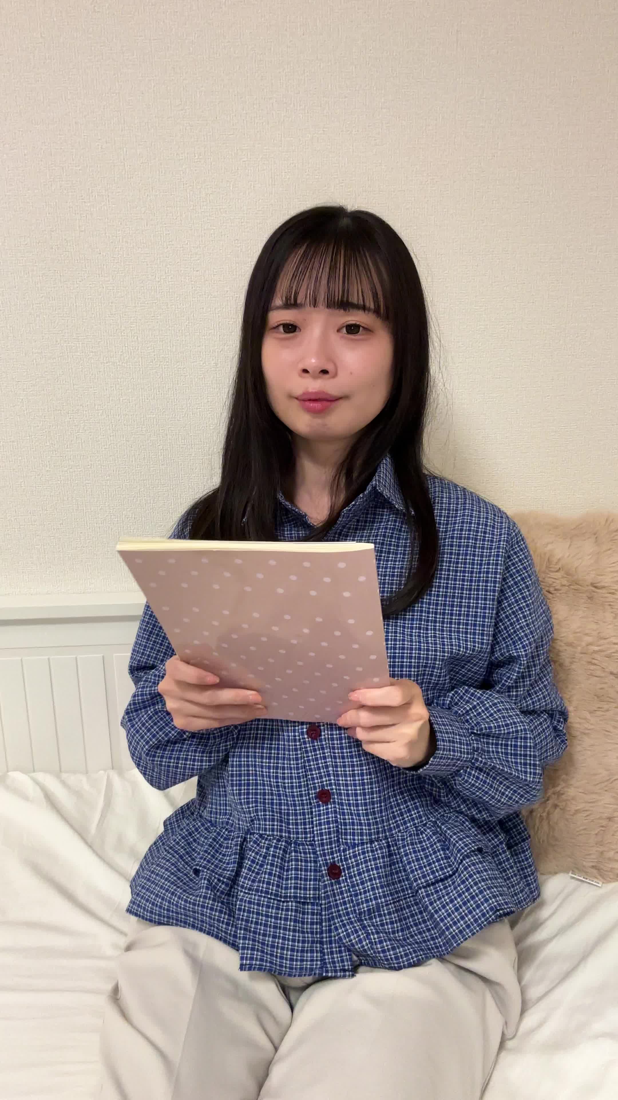 ソファで雑誌を眺めながら、「歯並びの綺麗なモデルに憧れる」微笑む表情