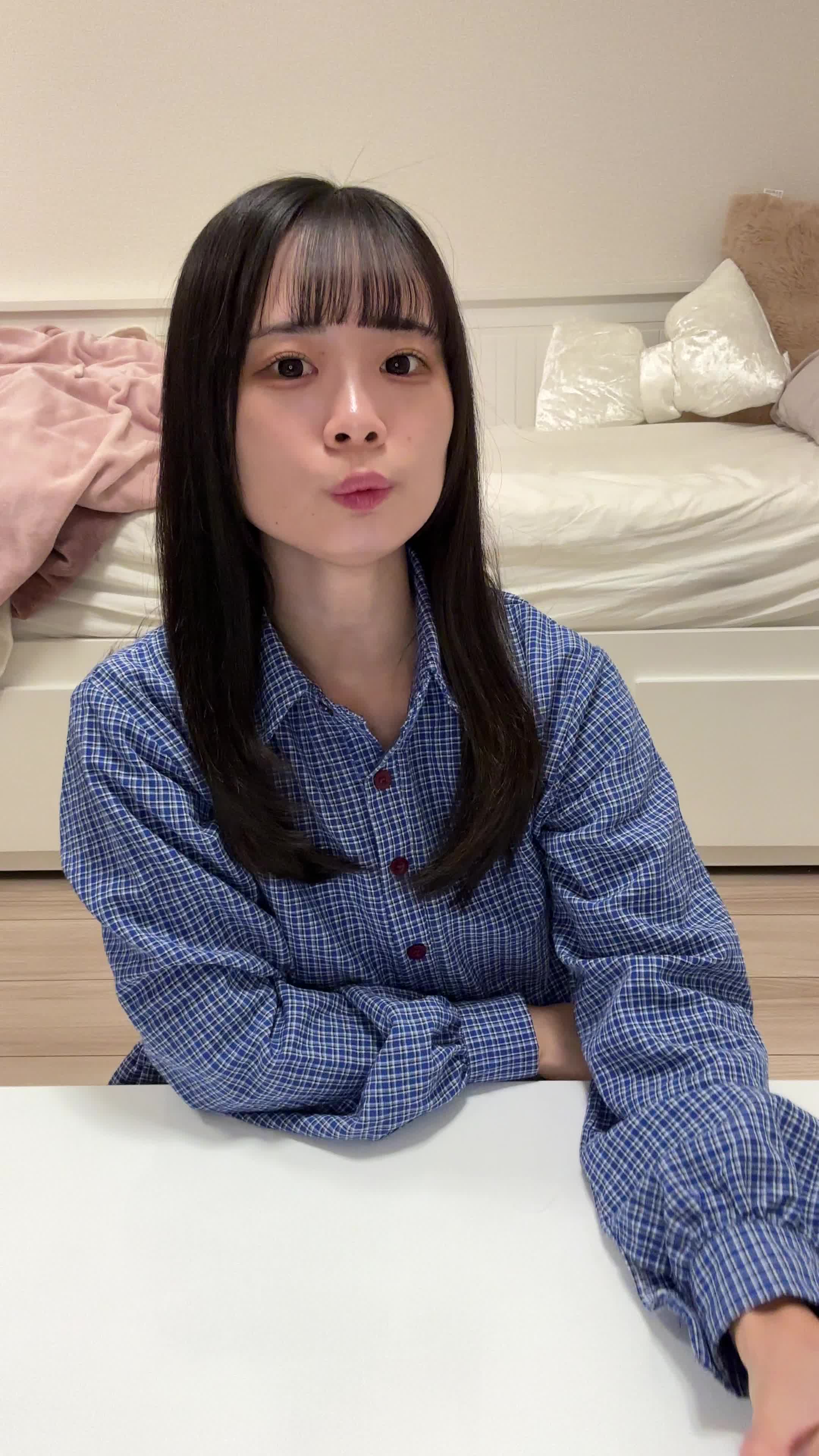 テーブルでカップを手に取り、「矯正中でも食べやすいメニュー」を考える表情