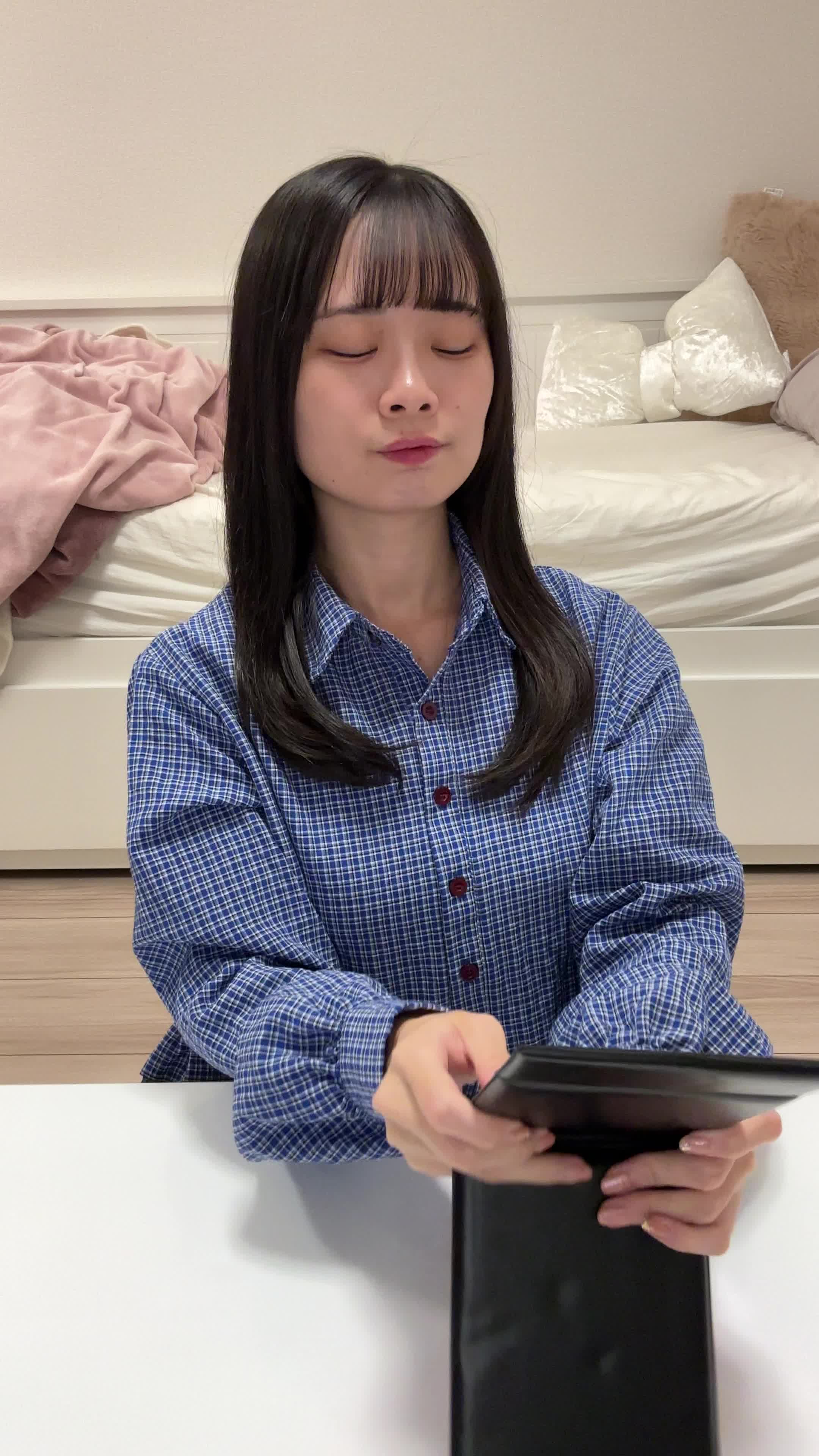 テーブルで鏡を手に取り、「これが治ったらどんな笑顔になるんだろう」と期待する様子