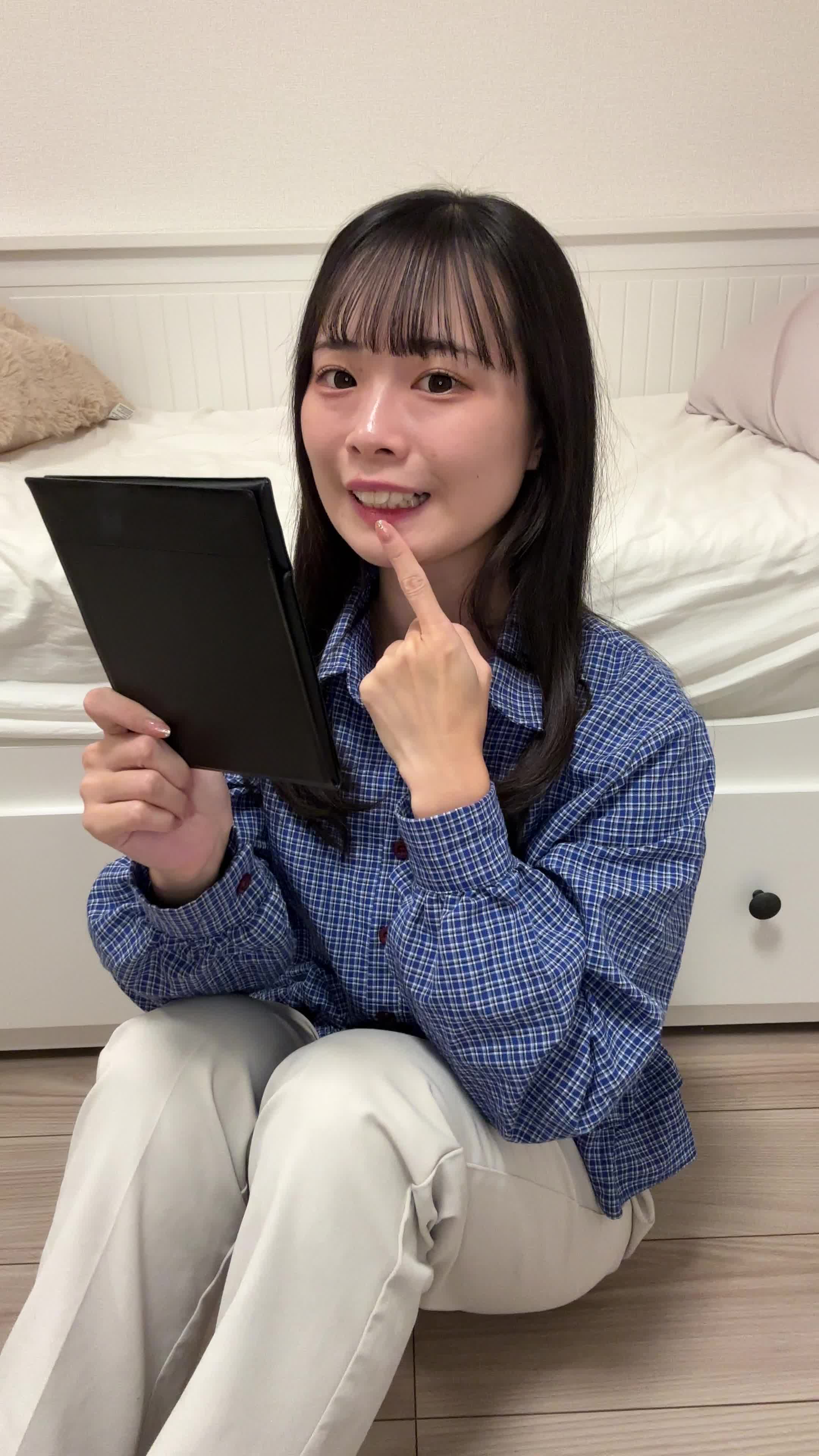 床に座り込み、手鏡で自分の歯をじっくり観察し、「これが変わるかな？」と期待する表情