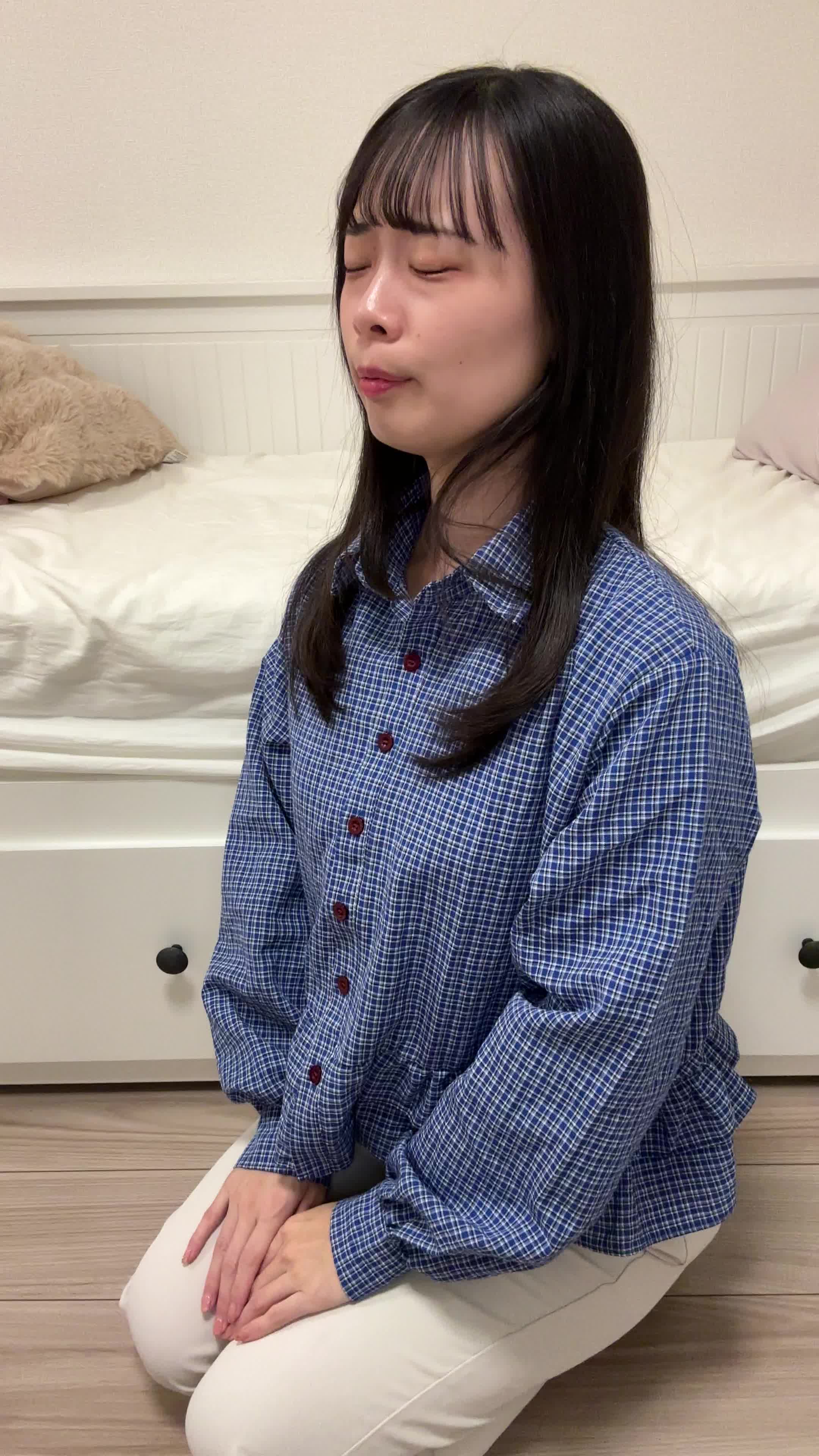 床で家族と話しながら、「矯正治療を始めるべきか相談する」真剣な様子