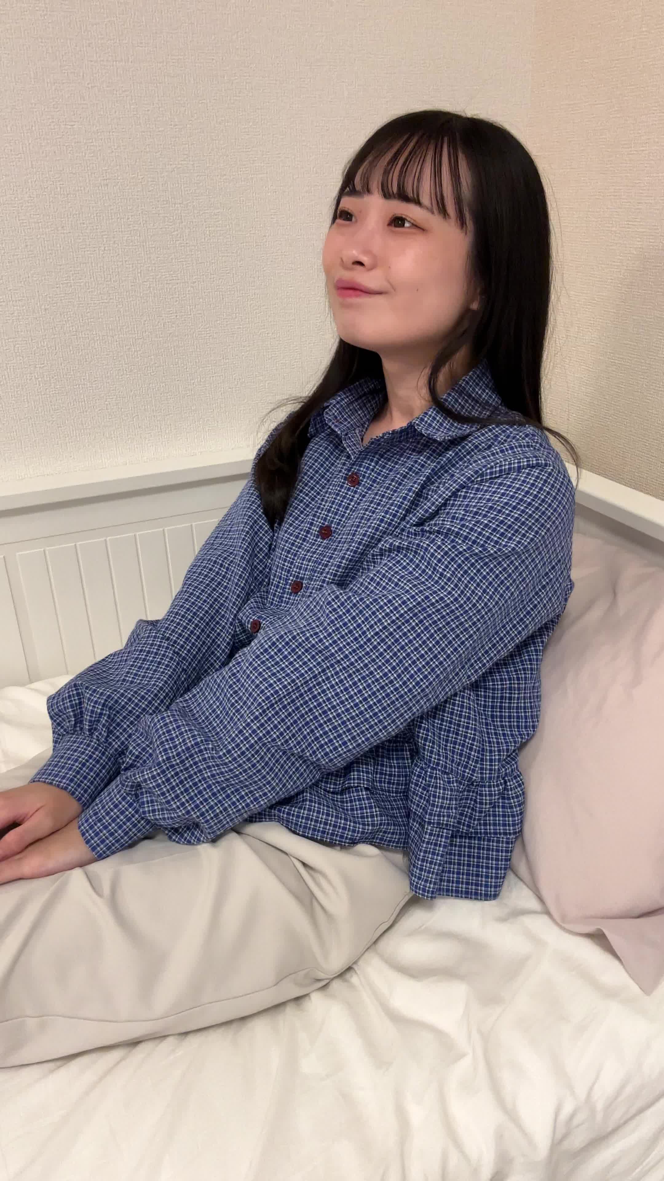 ベッドで脚を伸ばしながら、「矯正が終わったらどんな気分だろう」と夢見る動作