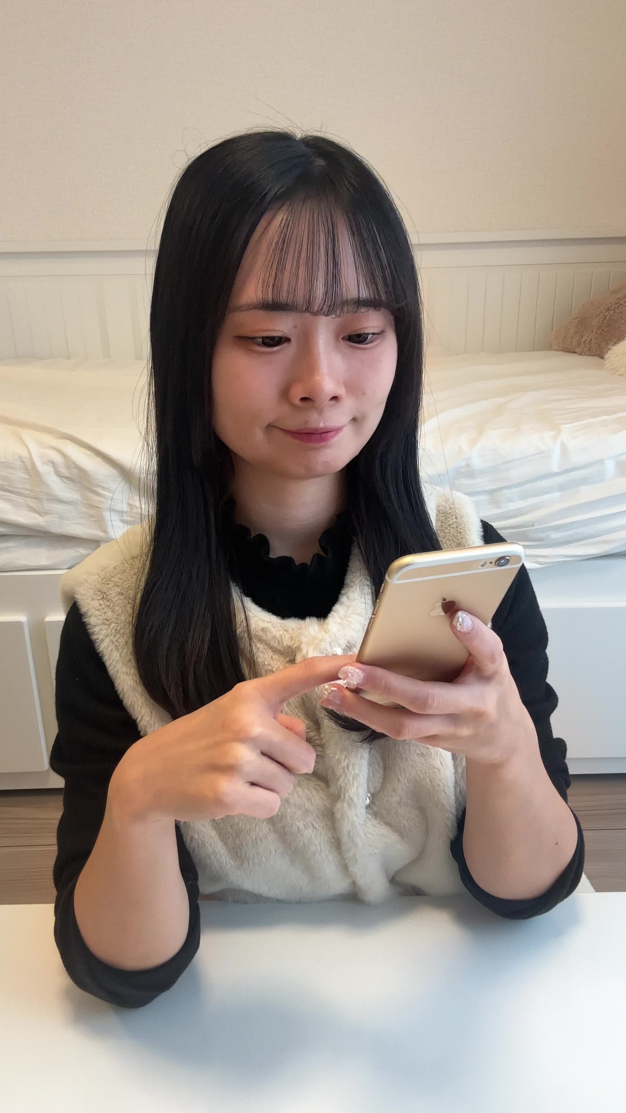 椅子に深く腰掛け、「ポイントを貯めて次回の買い物をお得にする」と計算する姿