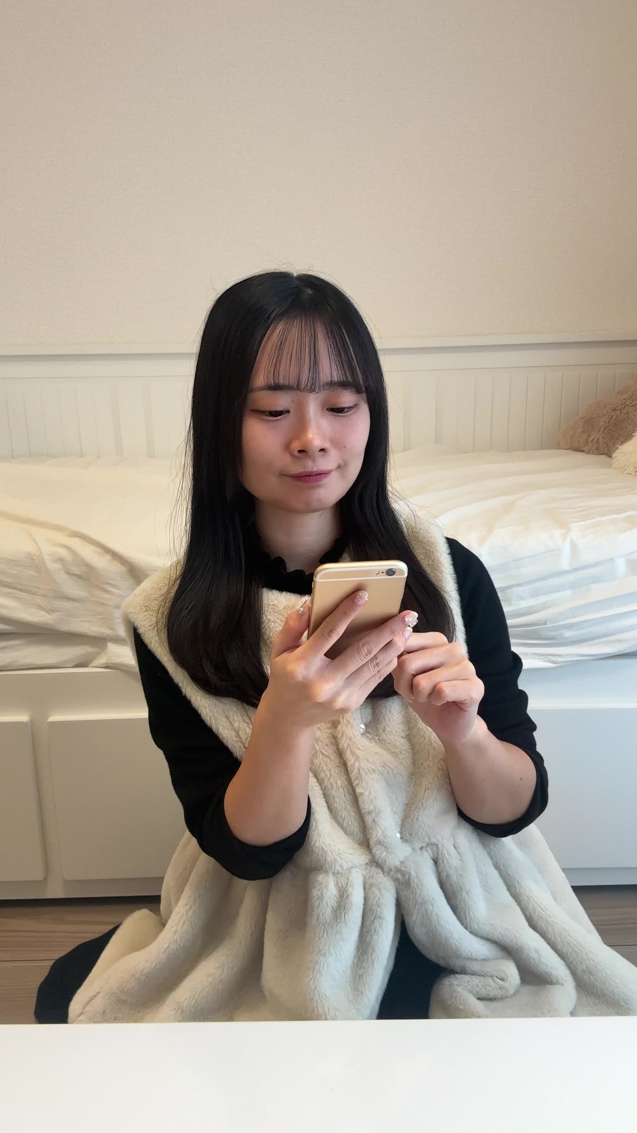 椅子から立ち上がり、「やっとお気に入りの商品を見つけた！」と喜ぶ動作