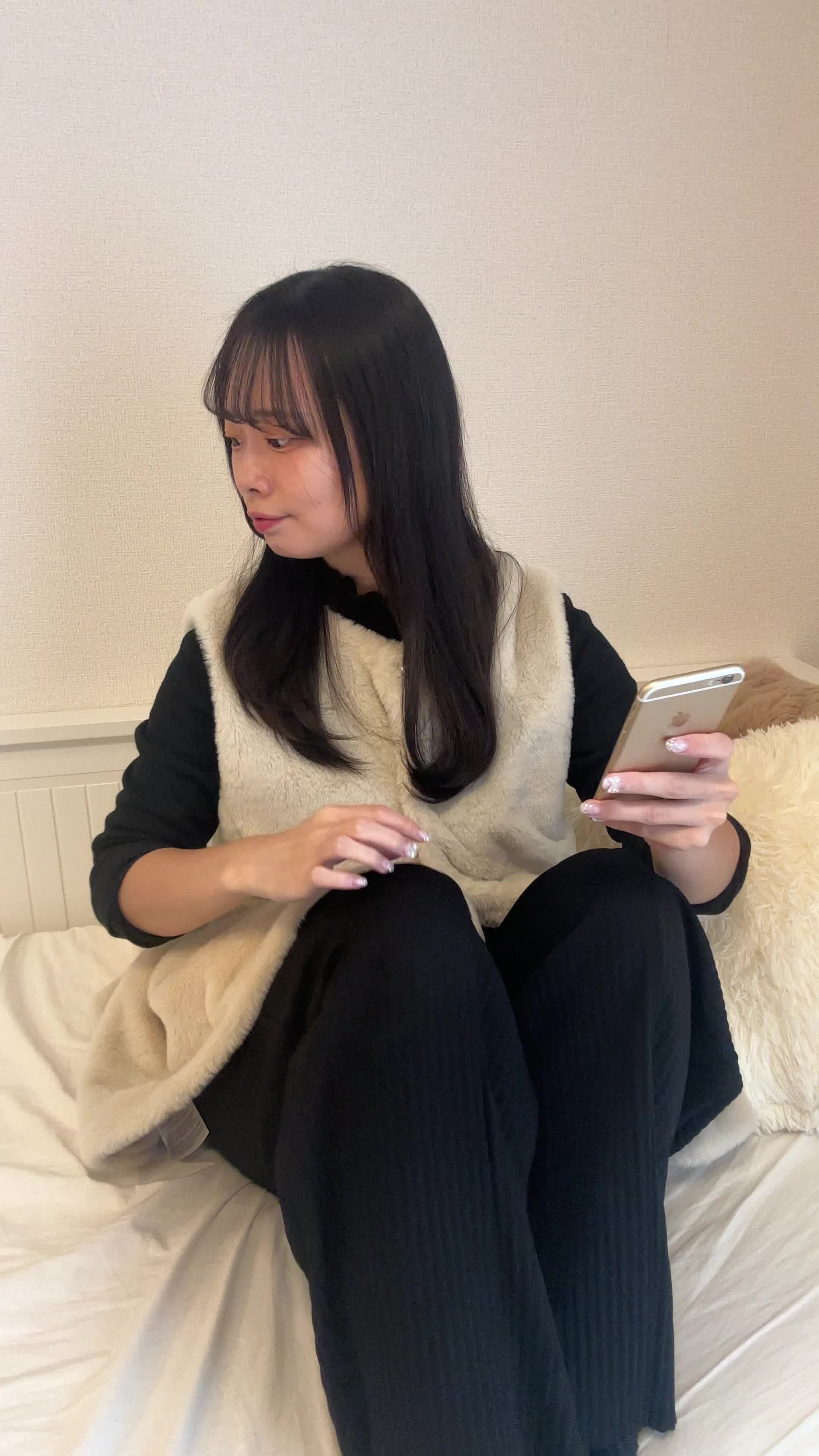 ソファで膝を抱えて、「お気に入りリストに商品を追加する」嬉しそうな表情