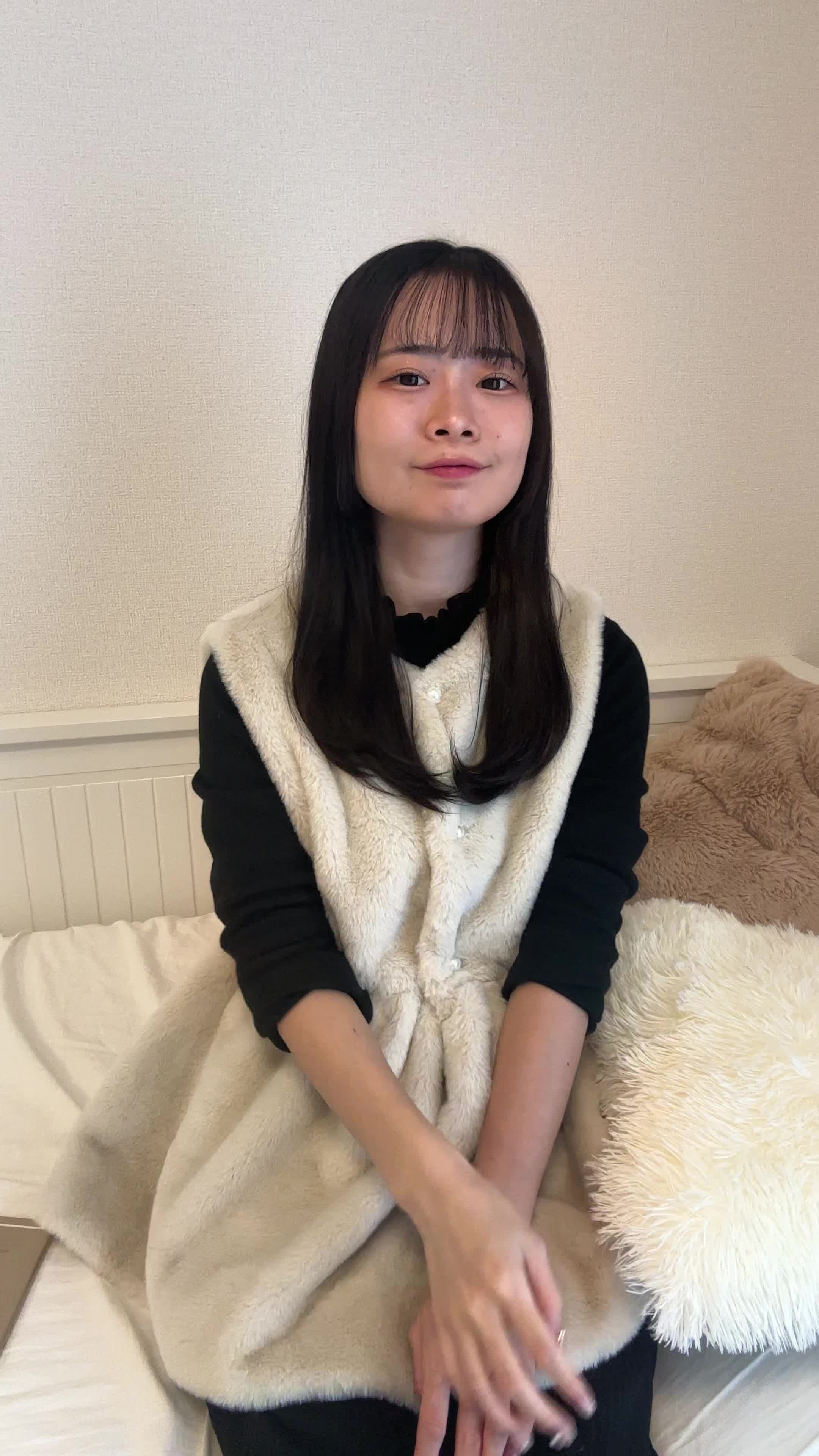 ソファでリラックスしながら、「届いた商品の箱を開ける瞬間を想像する」期待の表情