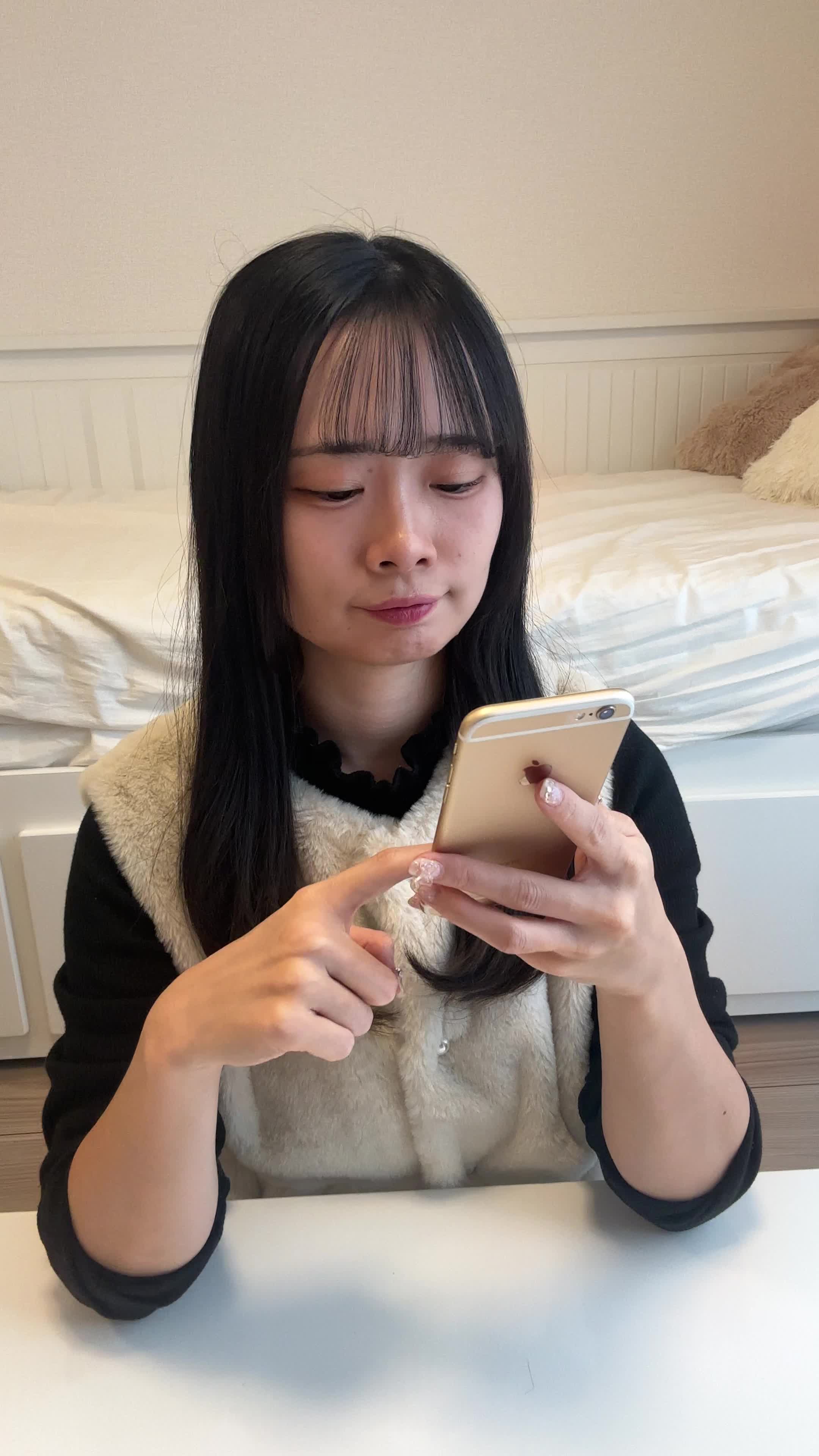 テーブルで商品を比較しながら、「どっちにしよう？」と迷う動や作