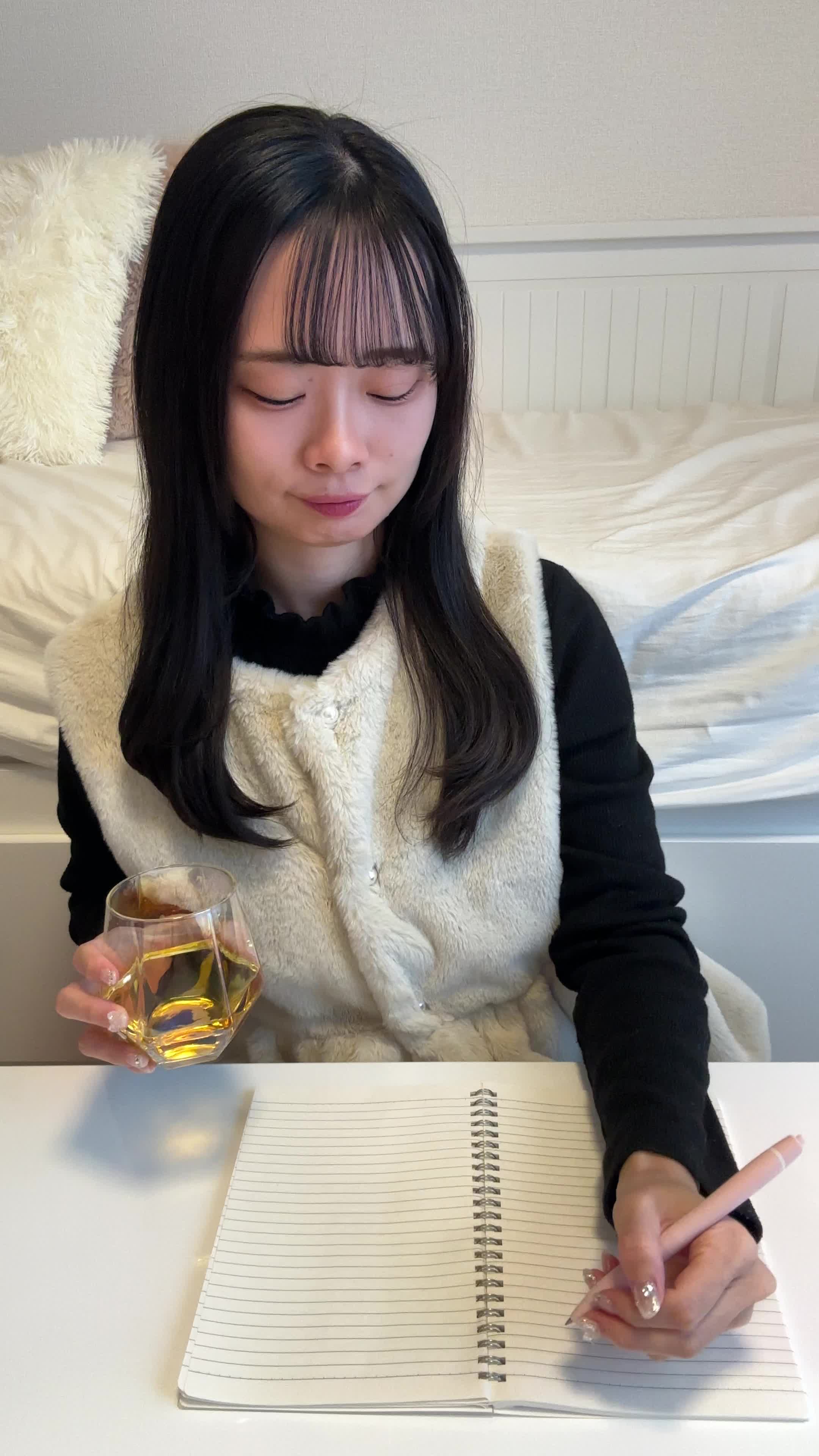 テーブルでドリンクを片手に、「次のセールに向けてリストを作る」集中した姿