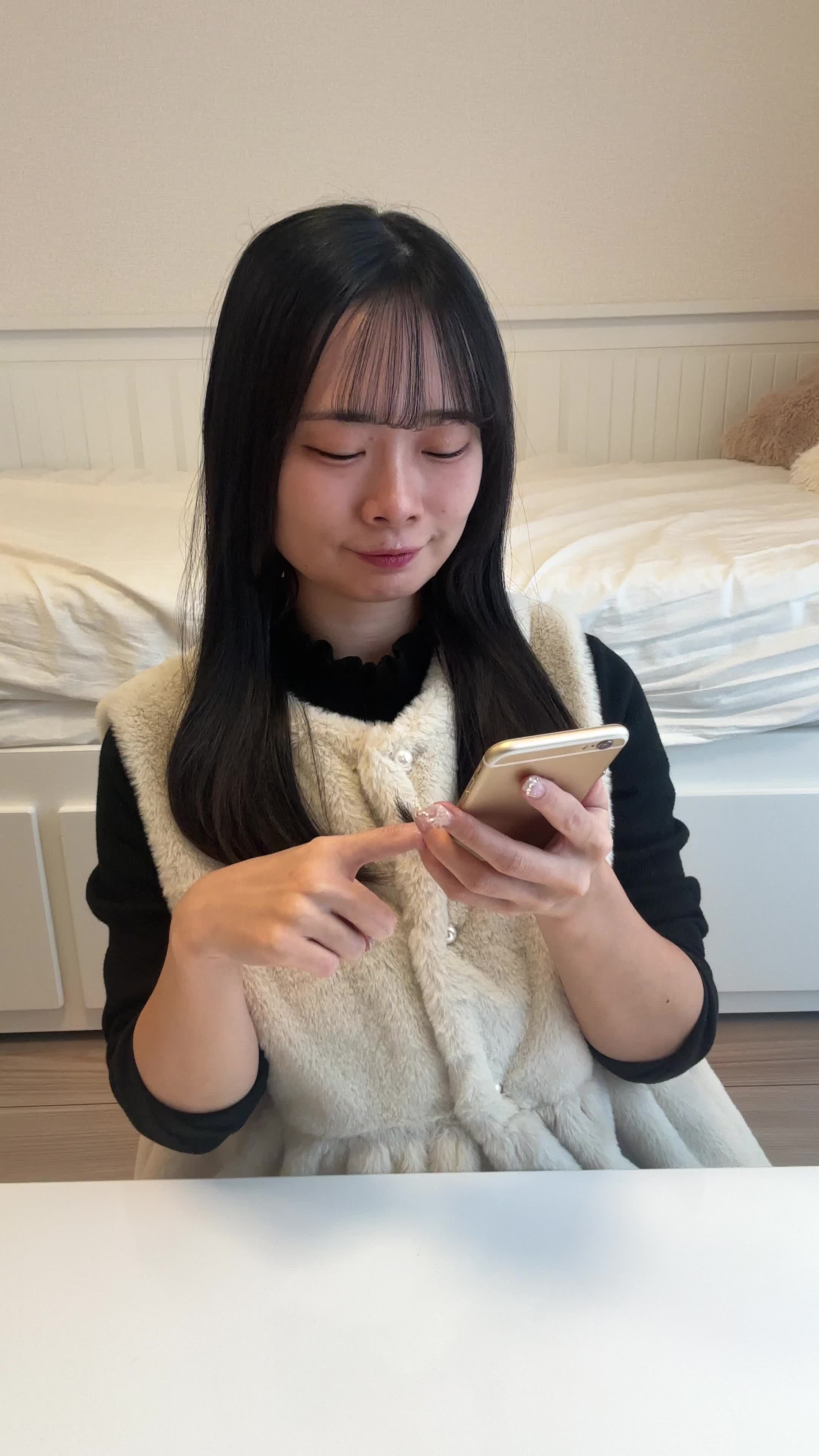 テーブルで商品ページを見ながら、「これが次のプレゼントにぴったり！」と納得する動作