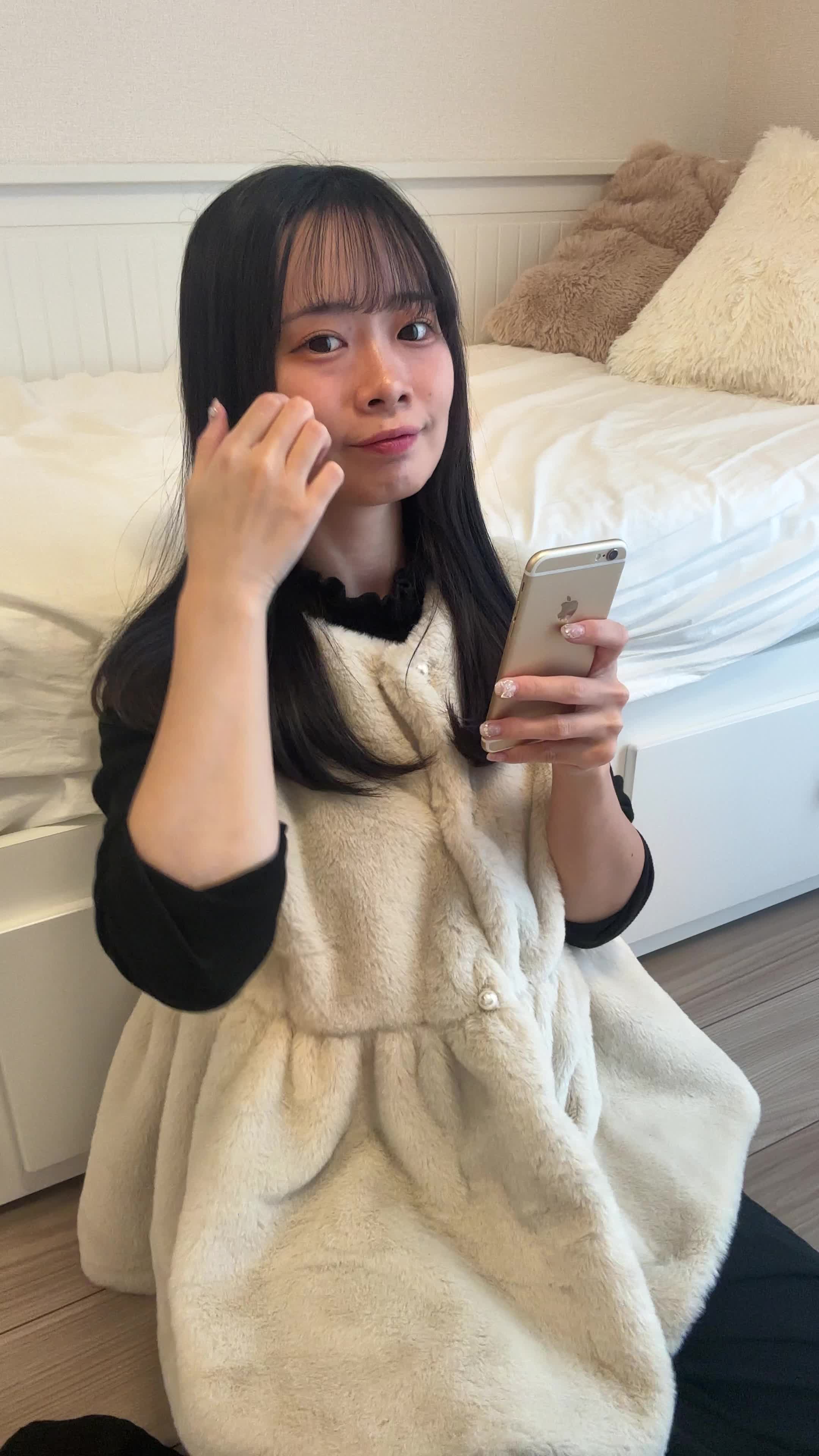 床で商品レビューを書きながら、「他の人にもこれを勧めたい」と感じる動作