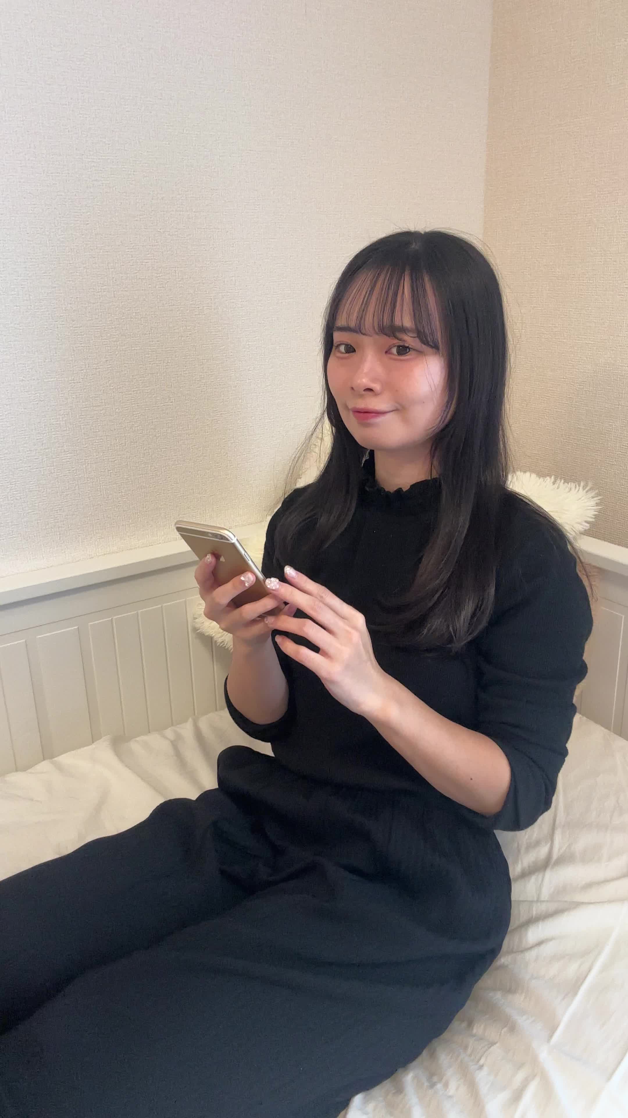 ベッドで脚を伸ばし、「限定商品の在庫が残っているのを発見して喜ぶ」様子