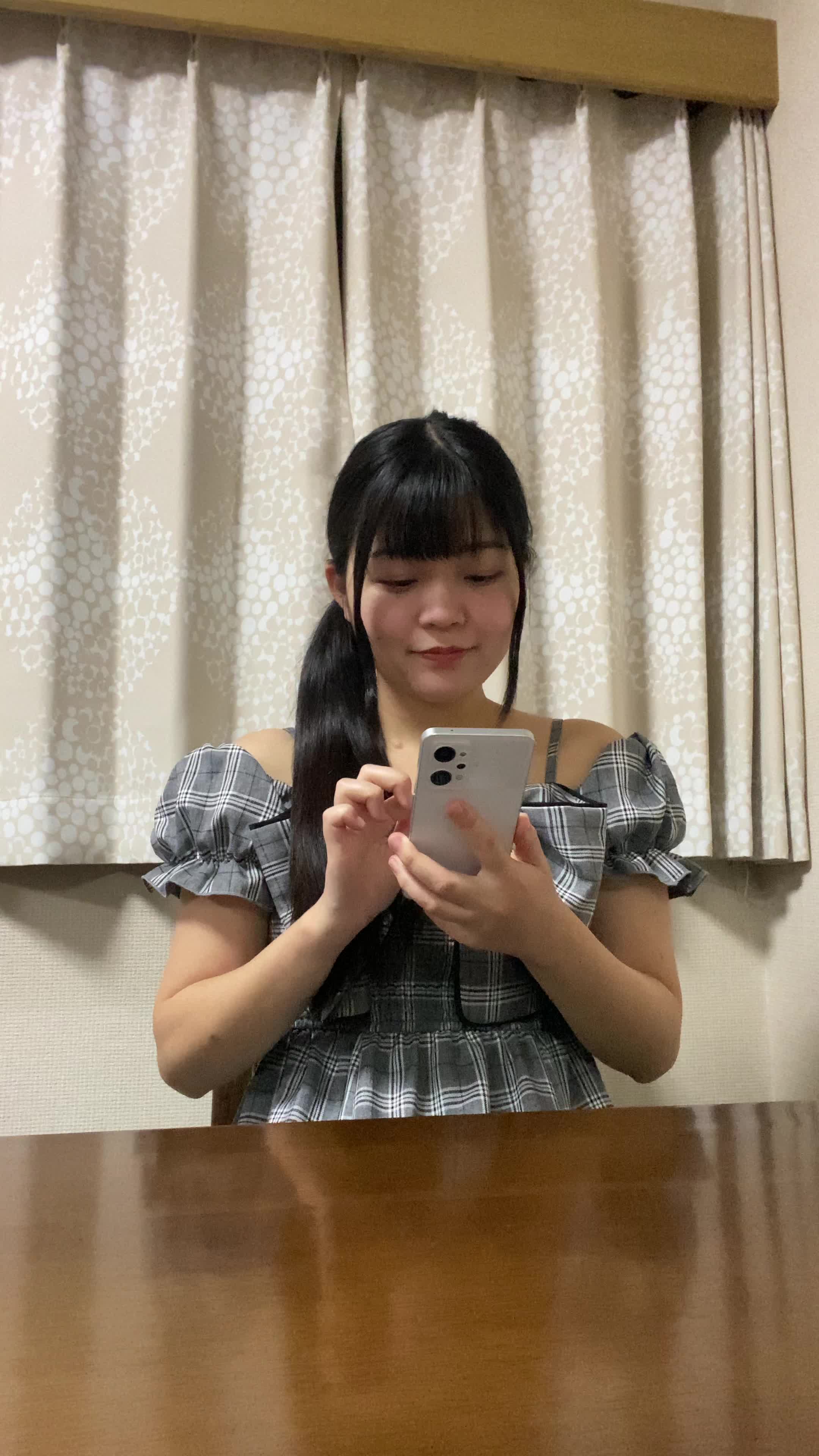 椅子から立ち上がり、「やっとお気に入りの商品を見つけた！」と喜ぶ動作