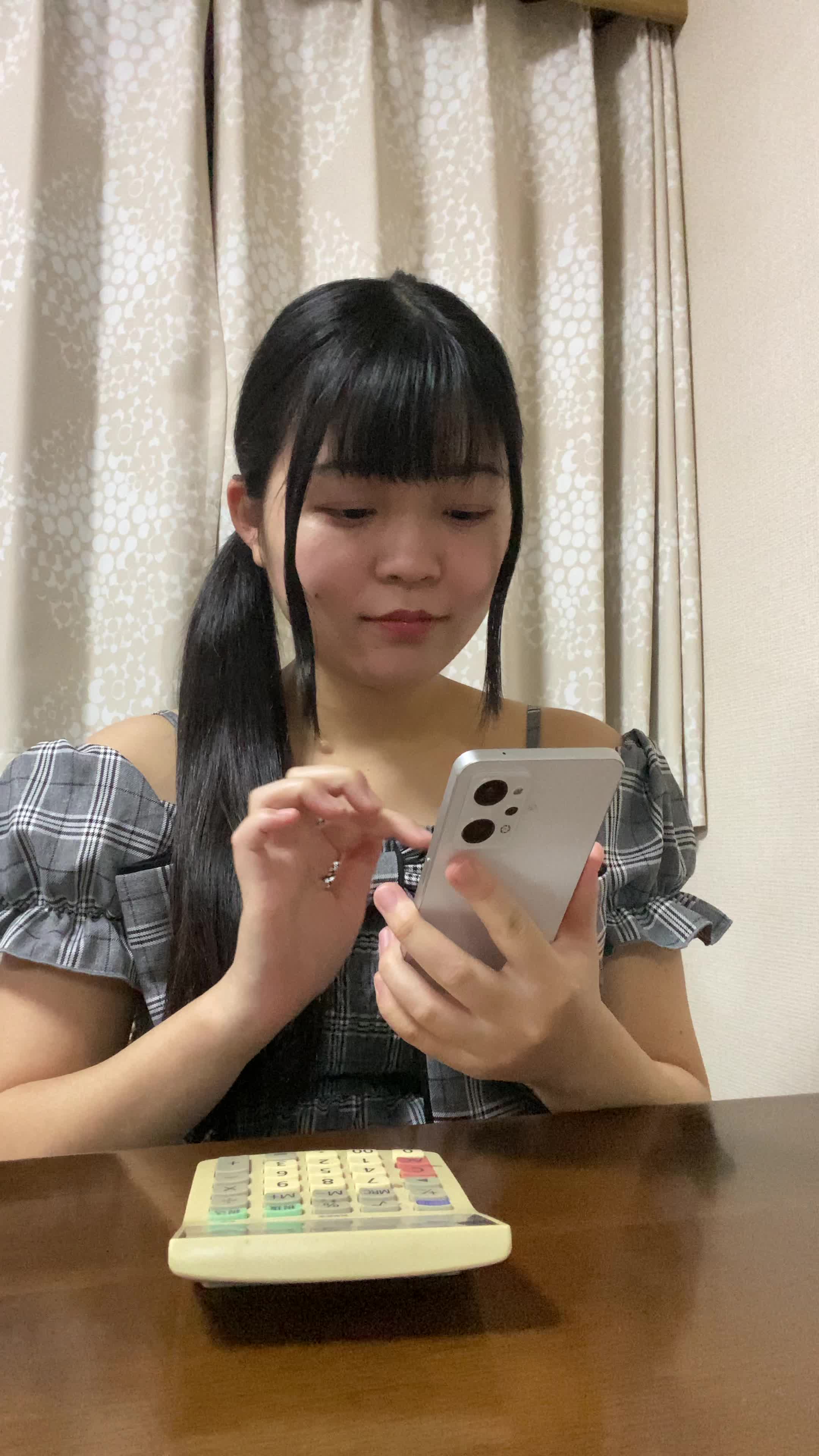 椅子に深く腰掛け、「ポイントを貯めて次回の買い物をお得にする」と計算する姿