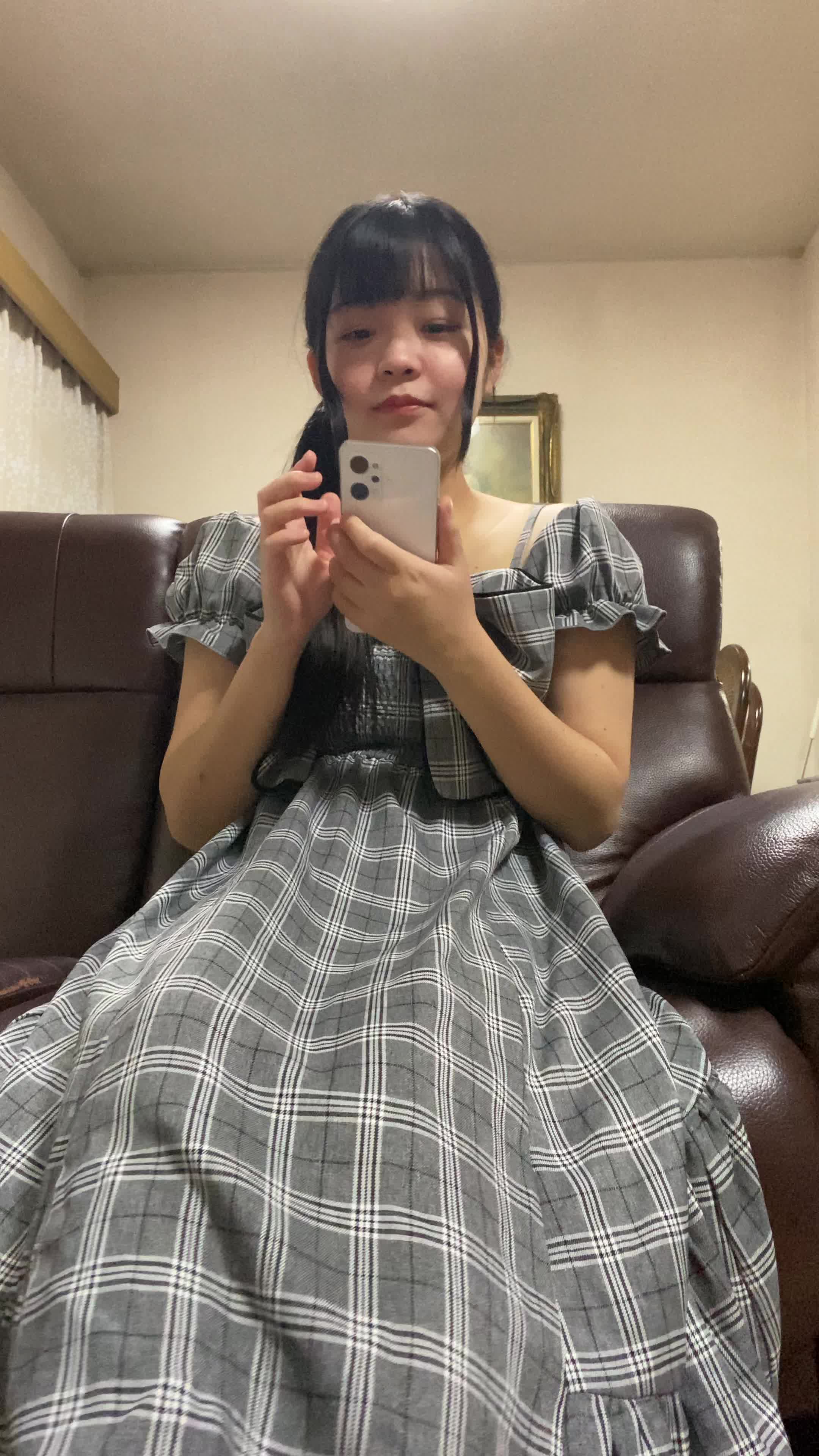 ソファでリラックスしながら、「届いた商品の箱を開ける瞬間を想像する」期待の表情